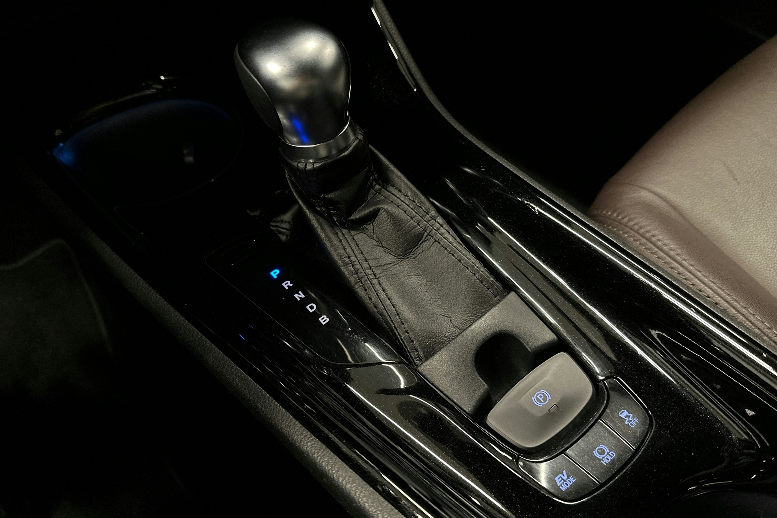 harmaa Toyota C-HR 2018 kuva 29.