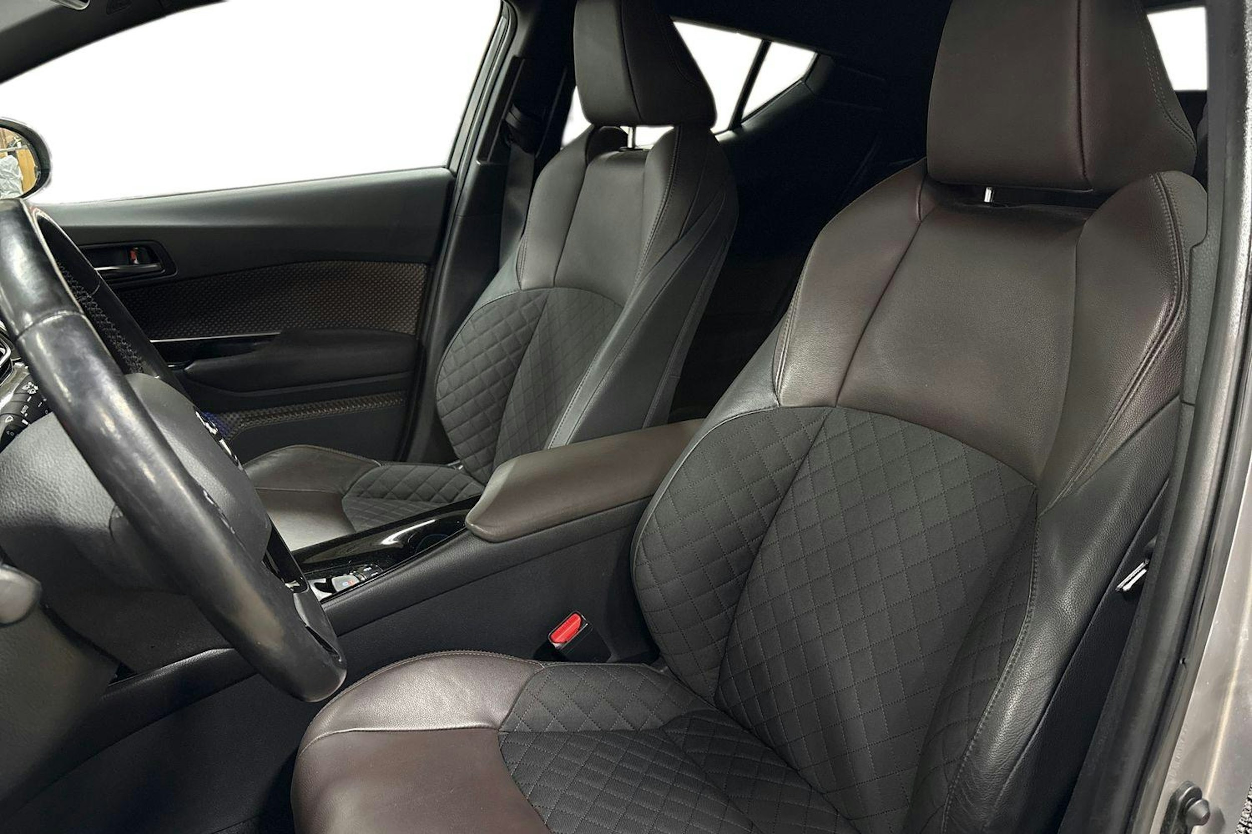 hopea Toyota C-HR 2018 kuva 9.