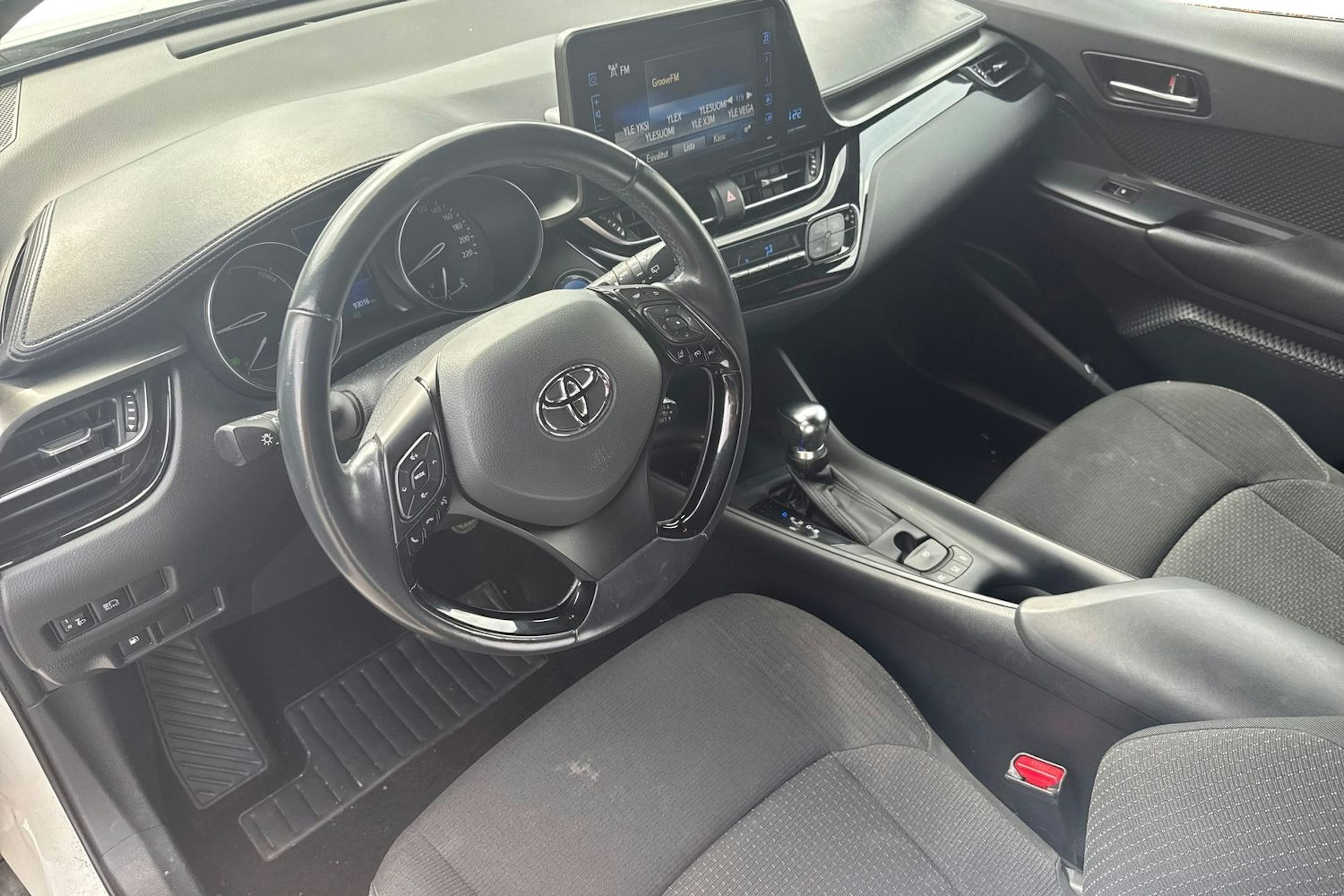 valkoinen Toyota C-HR 2018 kuva 3.