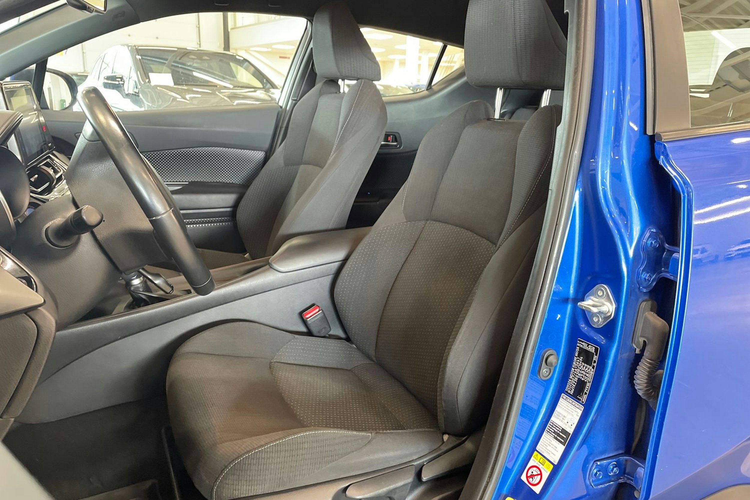 sininen Toyota C-HR 2018 kuva 14.