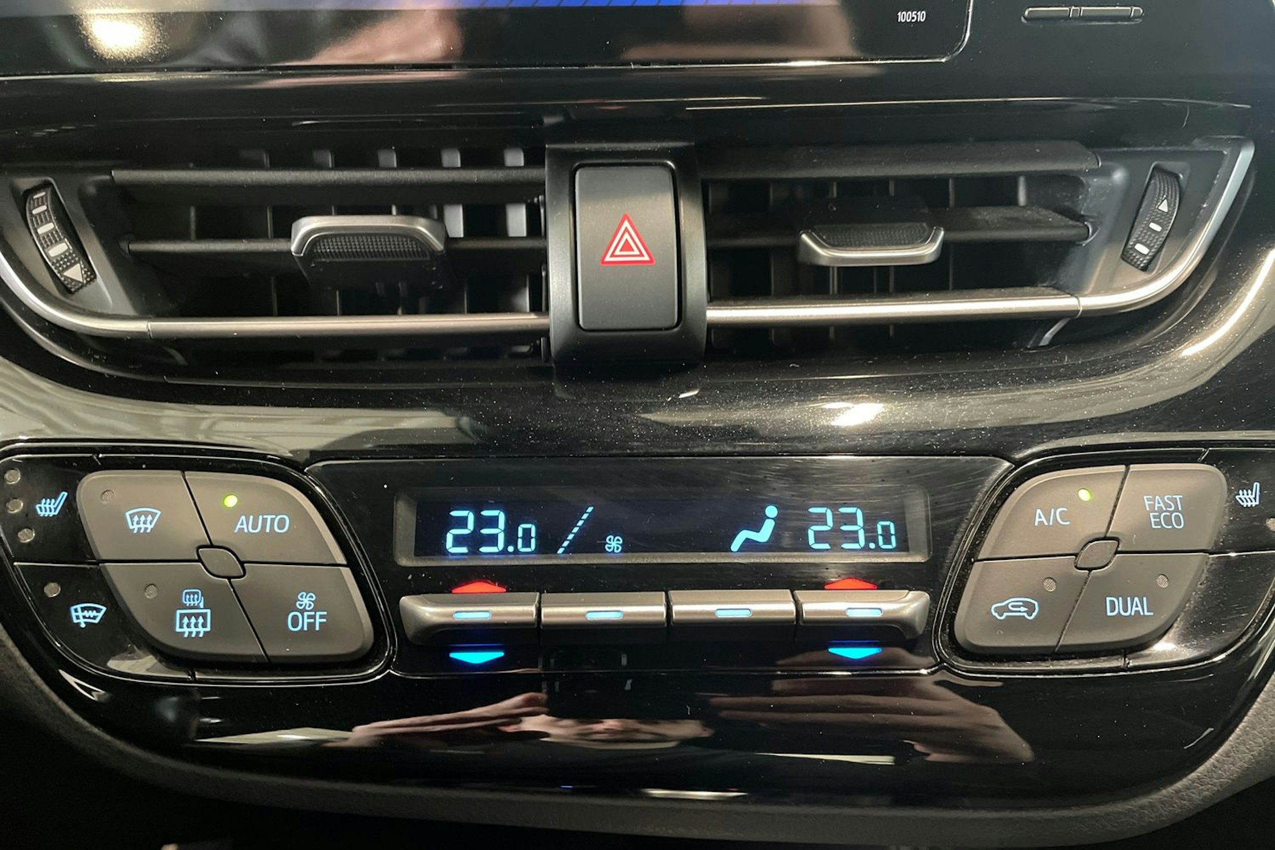 sininen Toyota C-HR 2018 kuva 26.