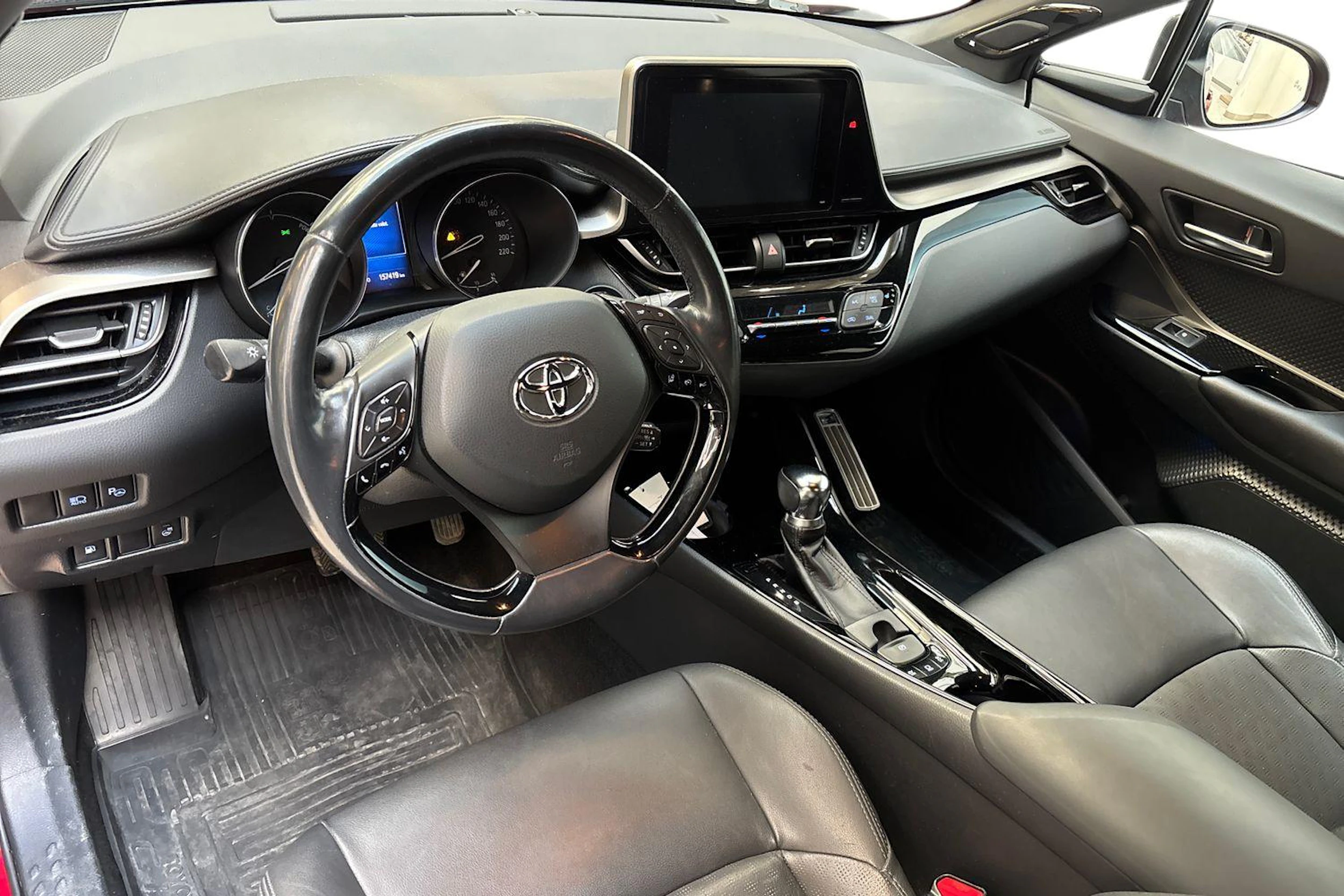 Punainen Toyota C-HR 2018 kuva 6.