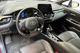 Punainen Toyota C-HR 2018 kuva 6.