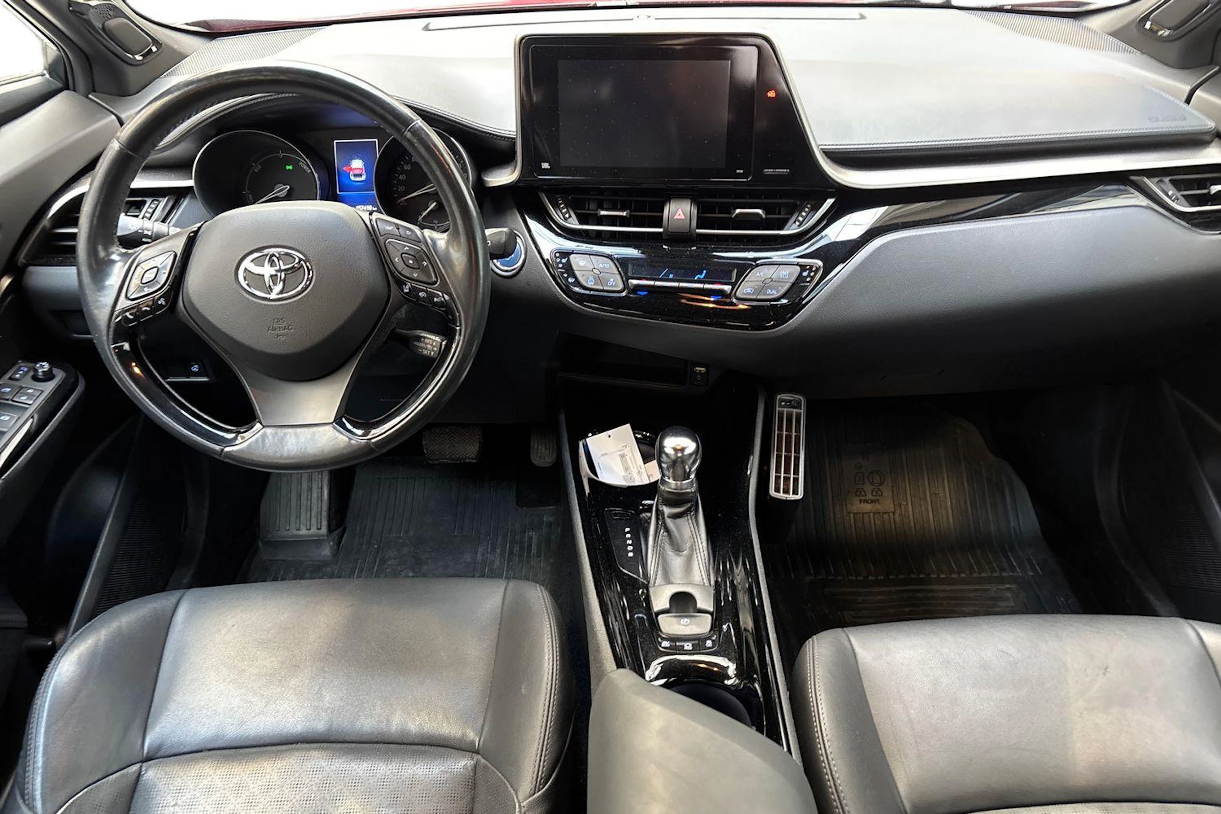 Punainen Toyota C-HR 2018 kuva 7.