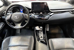 Punainen Toyota C-HR 2018 kuva 7.