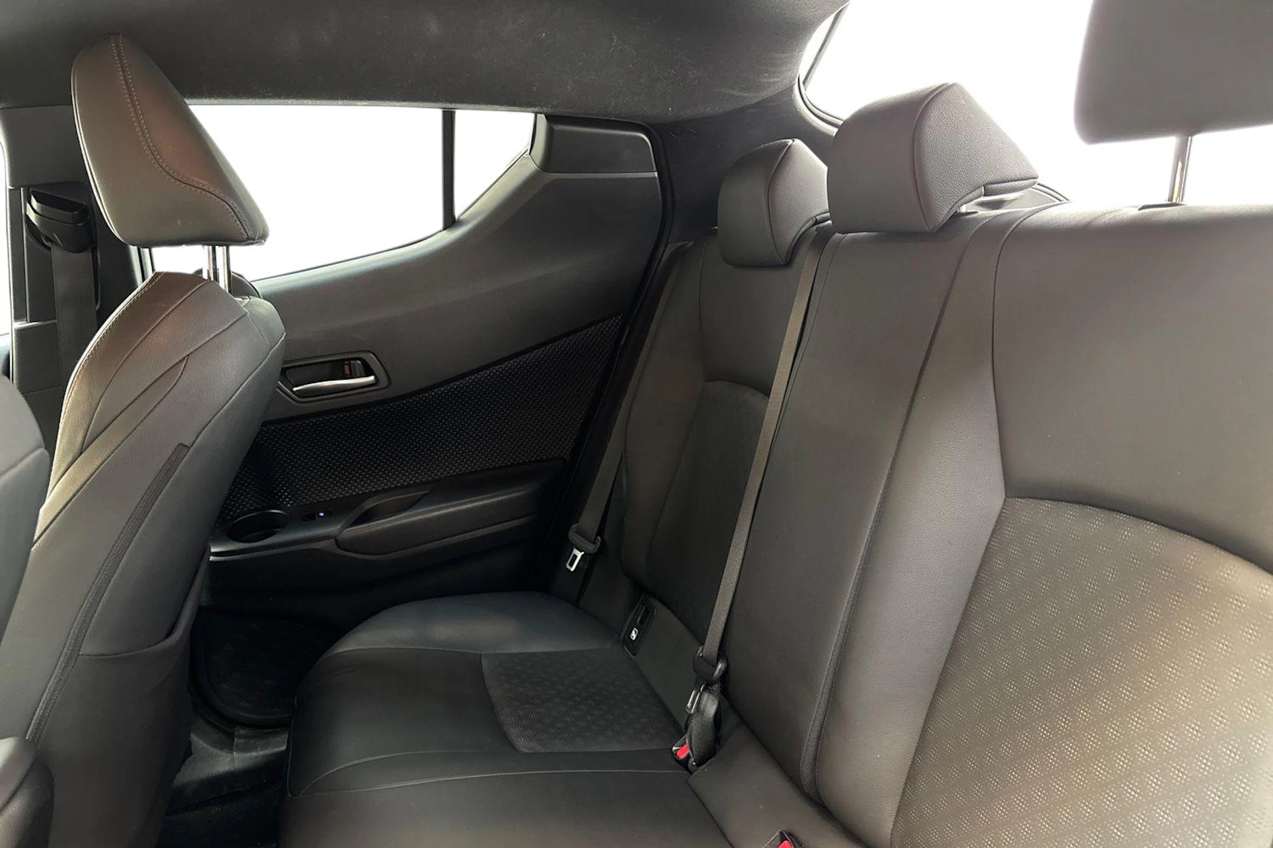 Punainen Toyota C-HR 2018 kuva 8.