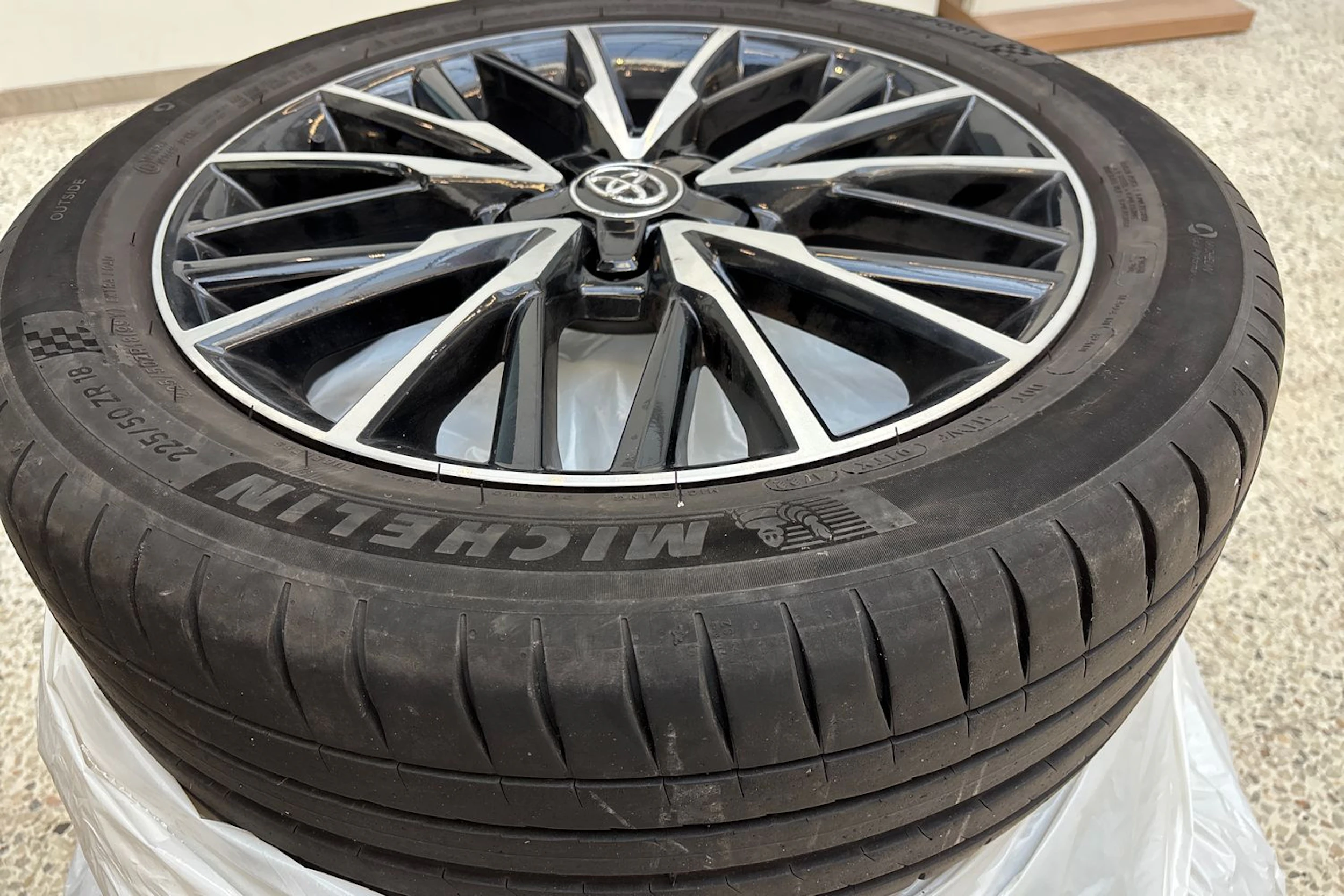 Punainen Toyota C-HR 2018 kuva 11.