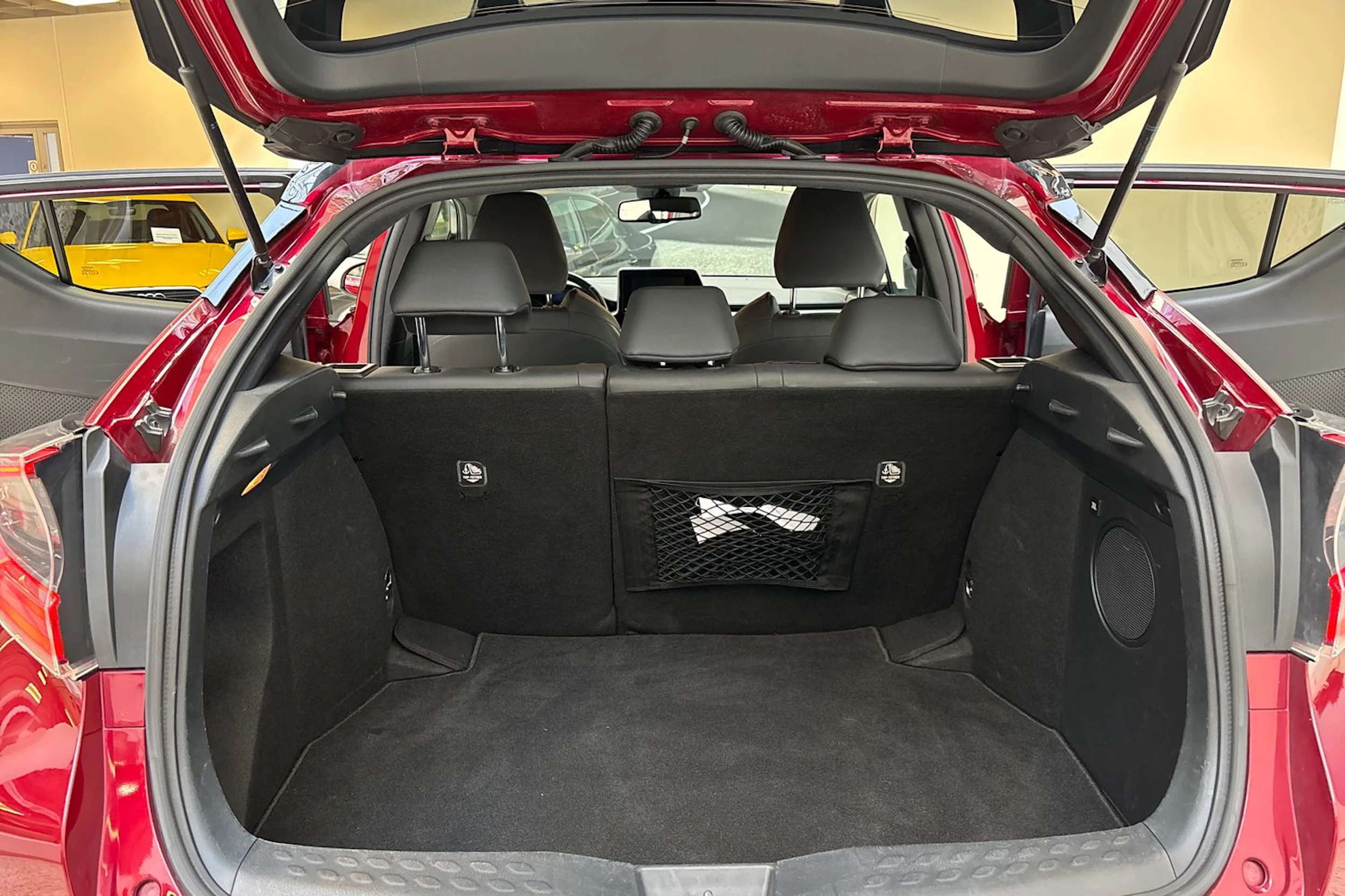 Punainen Toyota C-HR 2018 kuva 12.