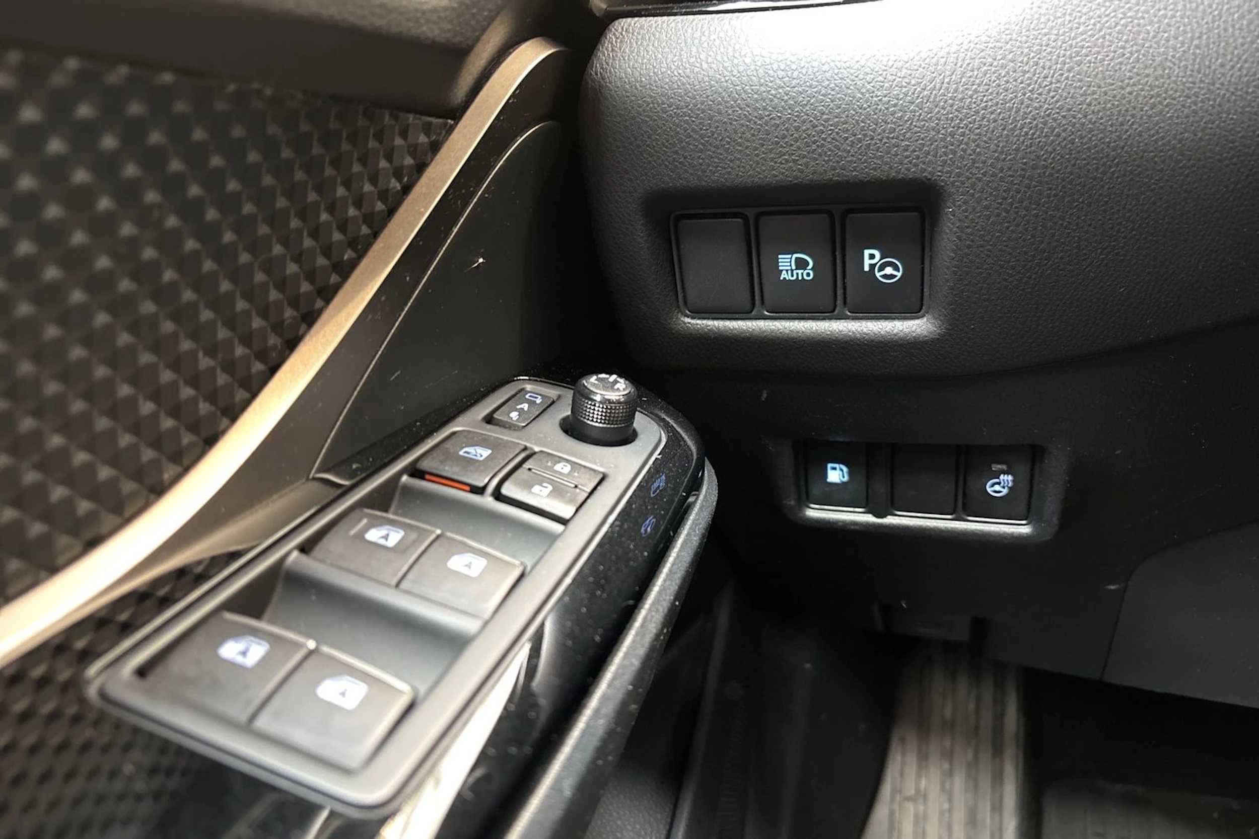 Punainen Toyota C-HR 2018 kuva 13.