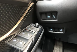 Punainen Toyota C-HR 2018 kuva 13.