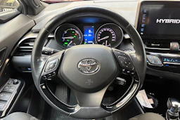 Punainen Toyota C-HR 2018 kuva 15.