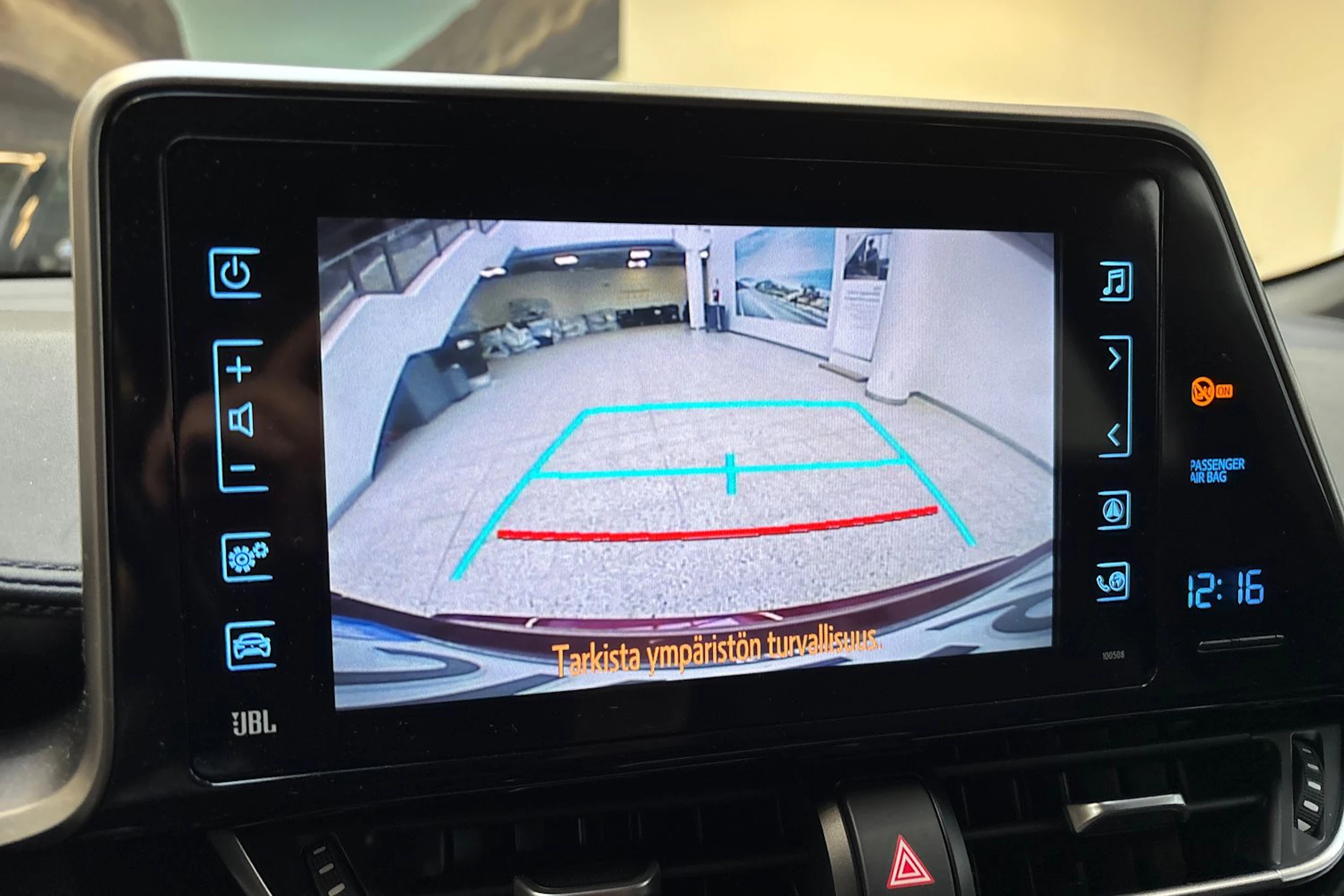 Punainen Toyota C-HR 2018 kuva 17.