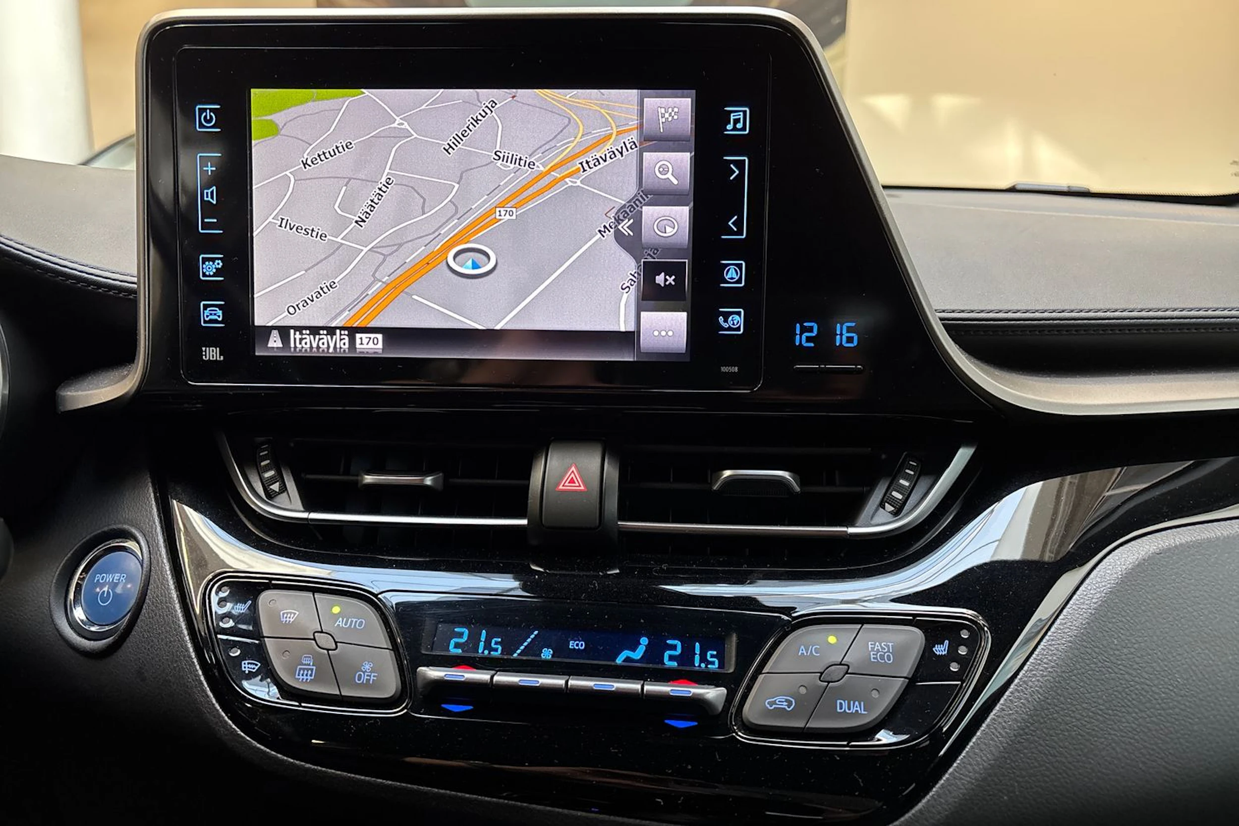 Punainen Toyota C-HR 2018 kuva 18.