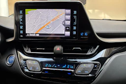 Punainen Toyota C-HR 2018 kuva 18.