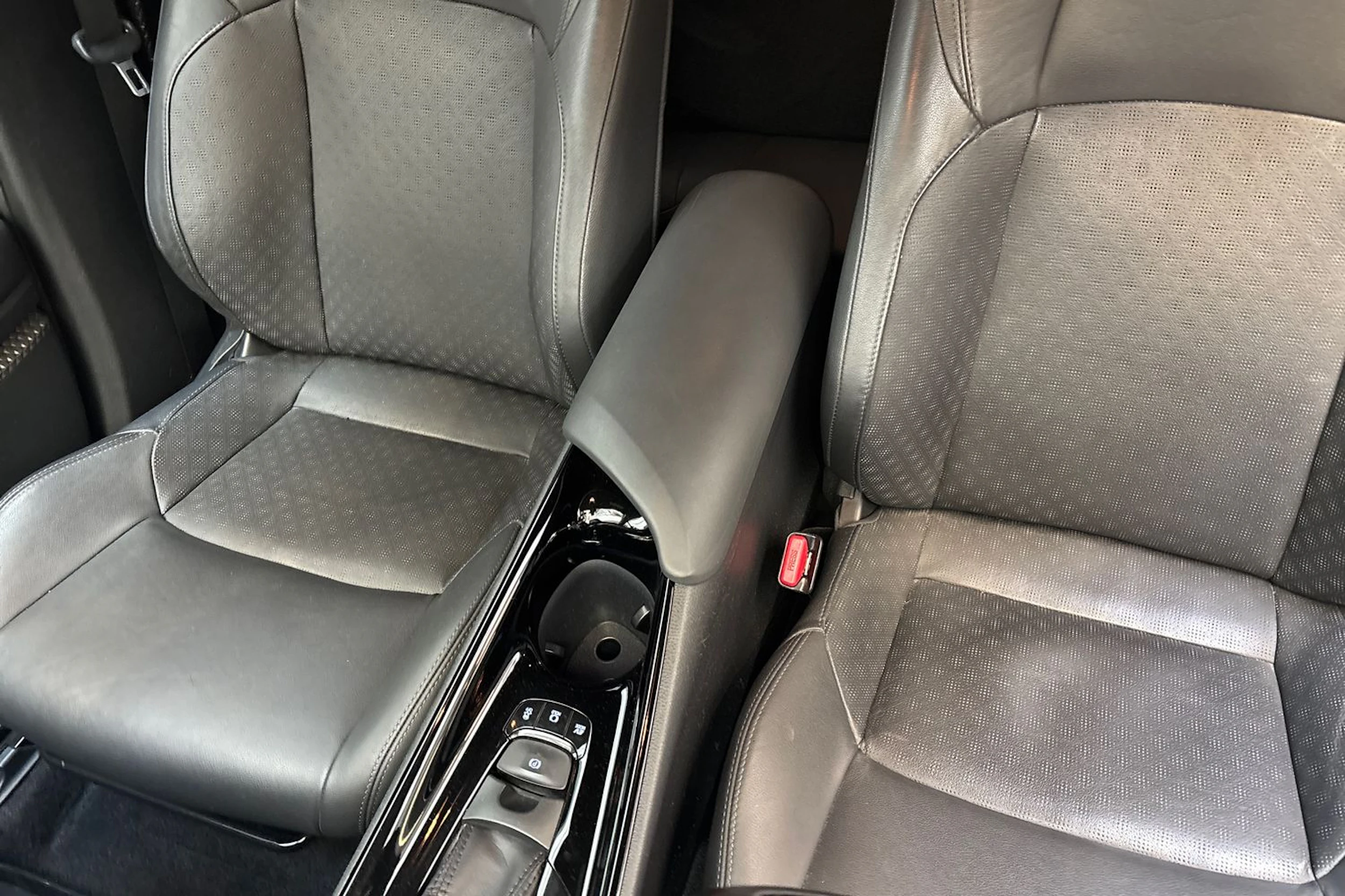 Punainen Toyota C-HR 2018 kuva 20.