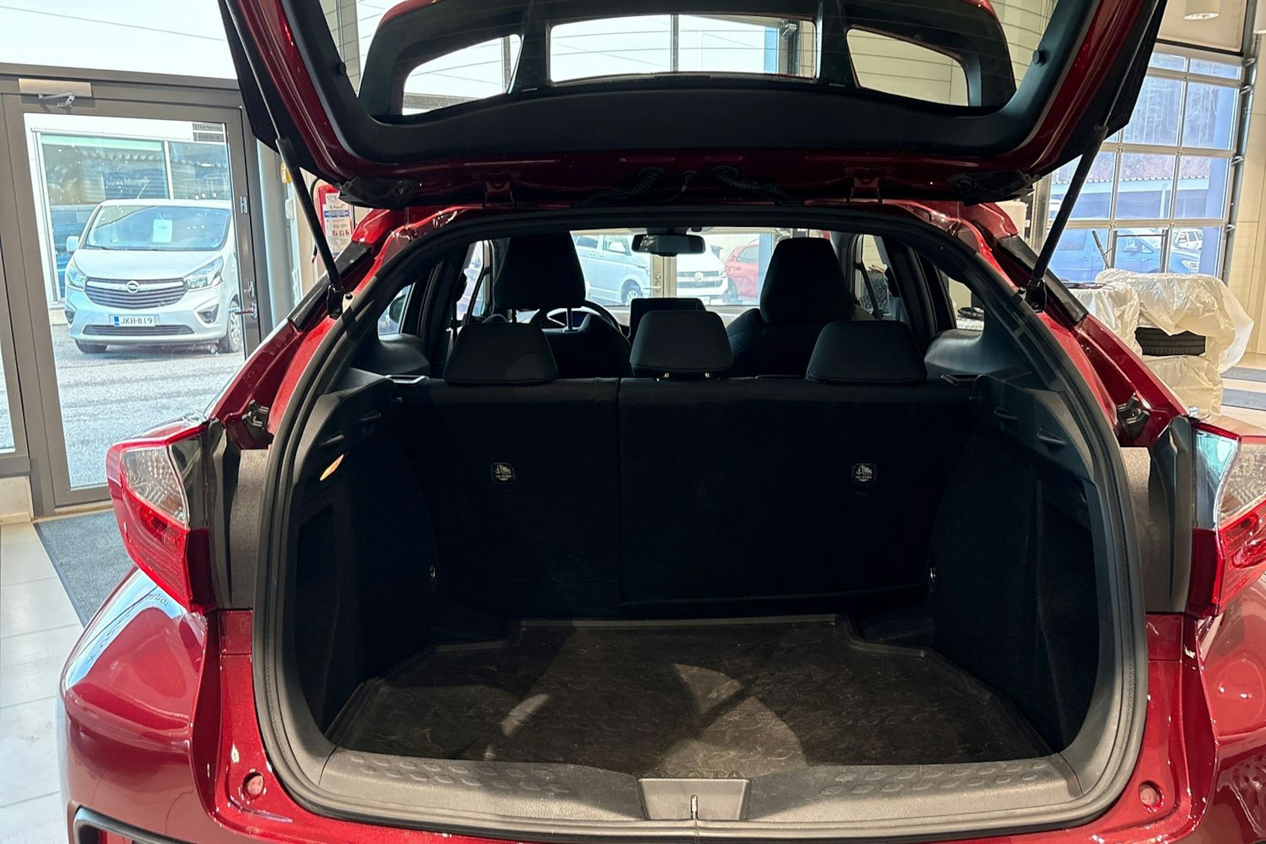 punainen Toyota C-HR 2018 kuva 12.