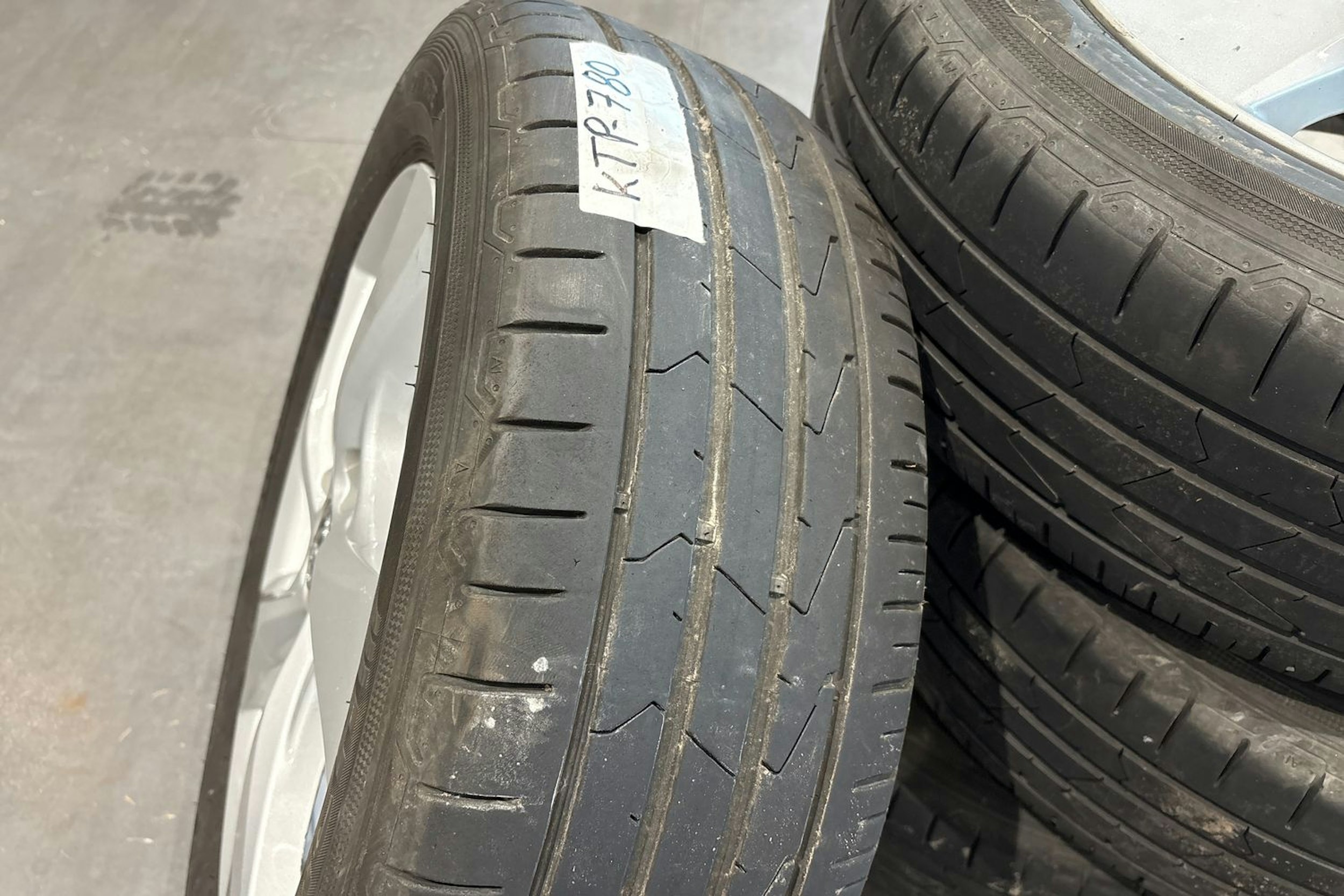 punainen Toyota C-HR 2018 kuva 14.