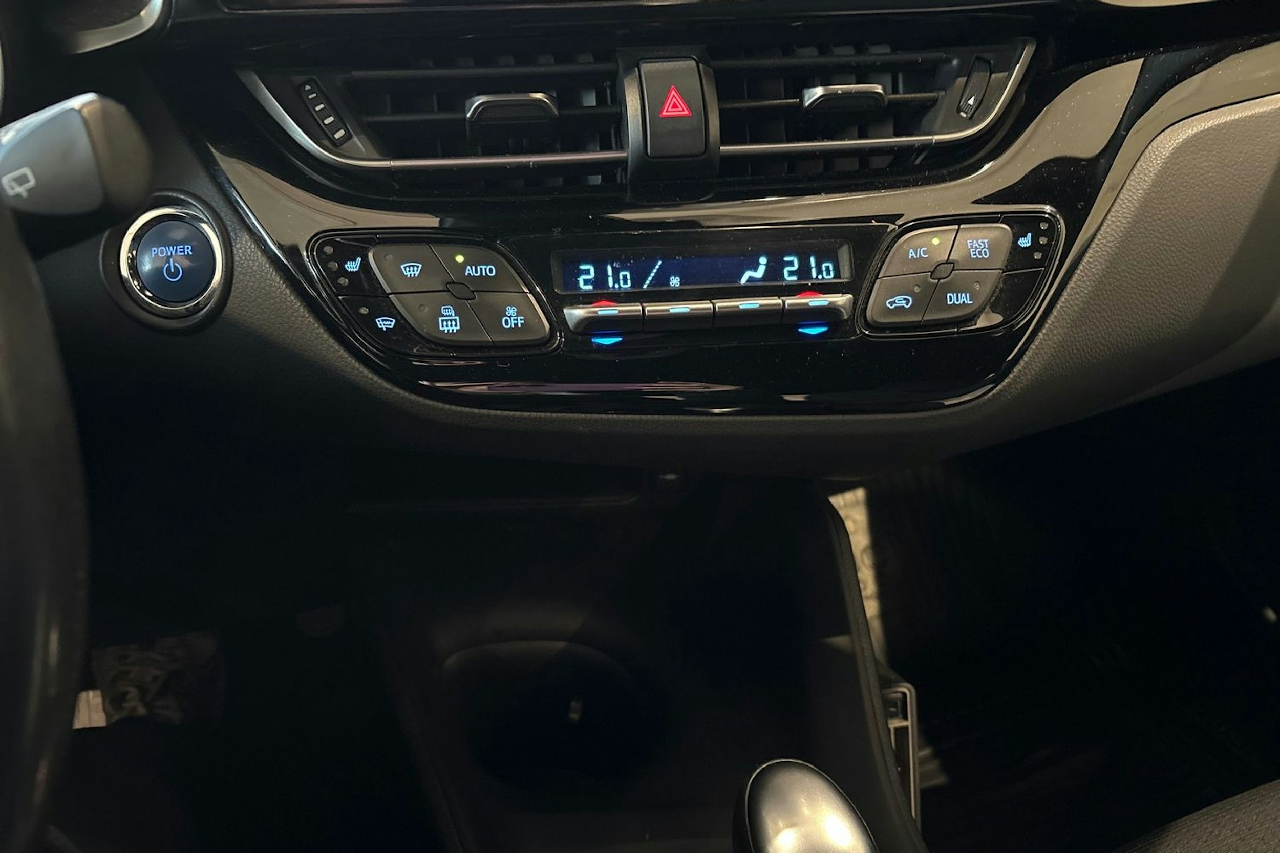 punainen Toyota C-HR 2018 kuva 17.