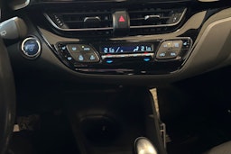 punainen Toyota C-HR 2018 kuva 17.