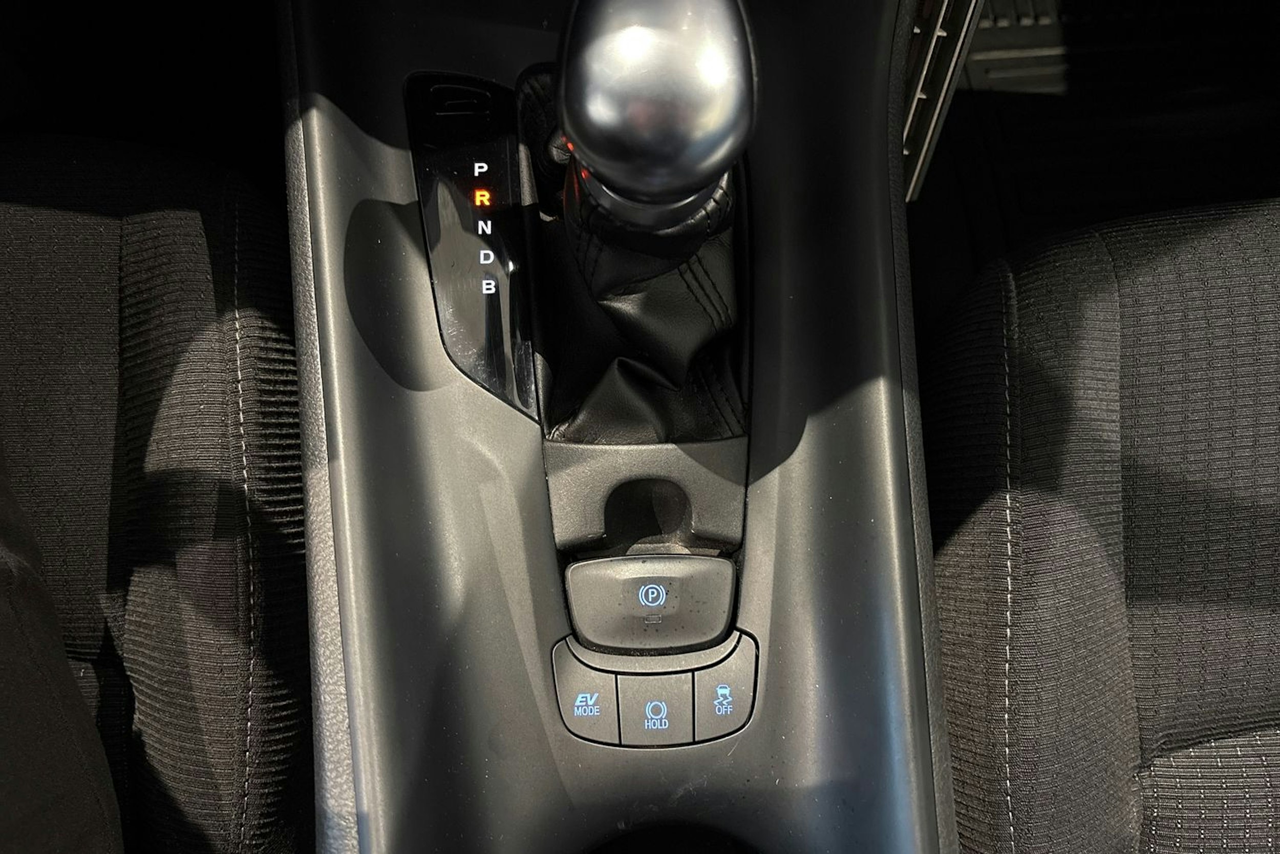 punainen Toyota C-HR 2018 kuva 18.