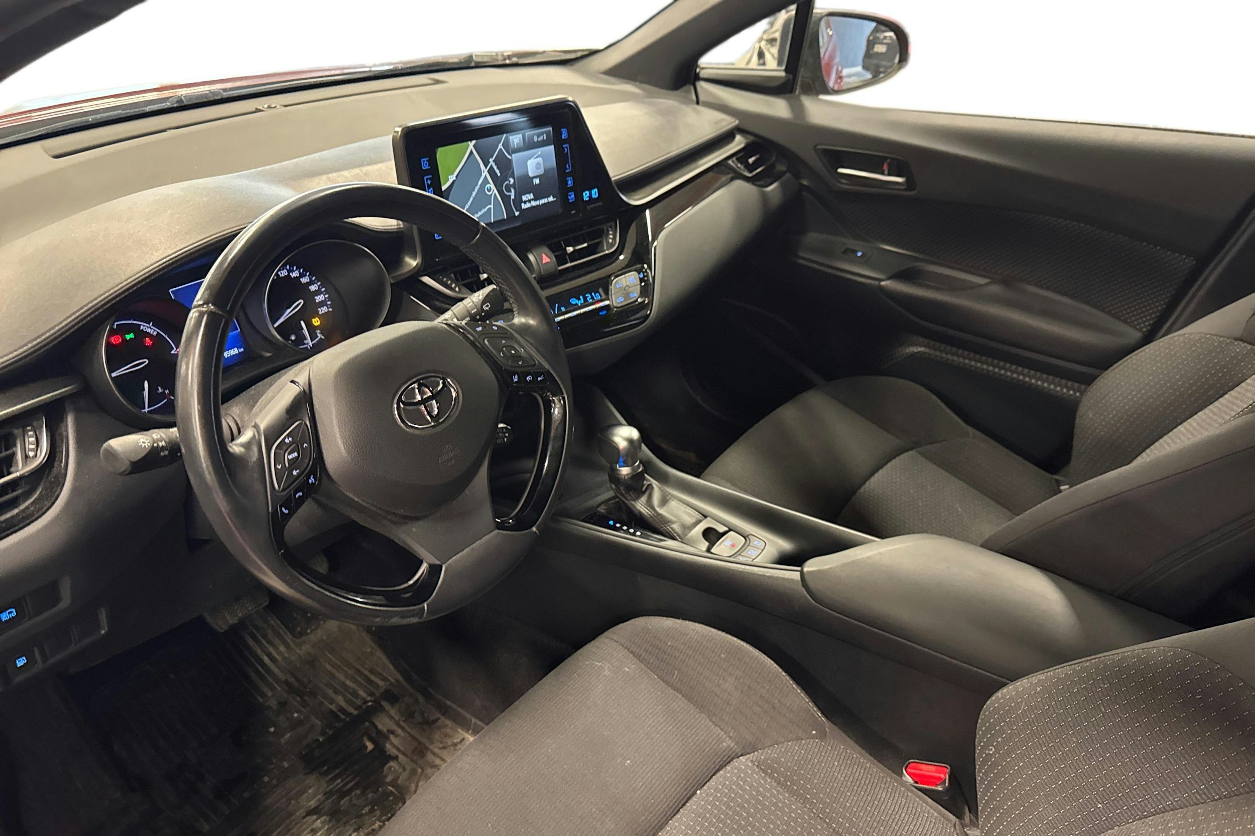 punainen Toyota C-HR 2018 kuva 3.