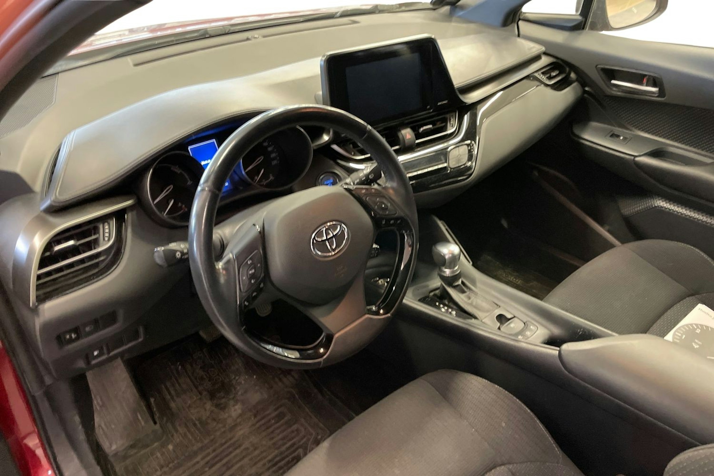 Punainen Toyota C-HR 2018 kuva 3.