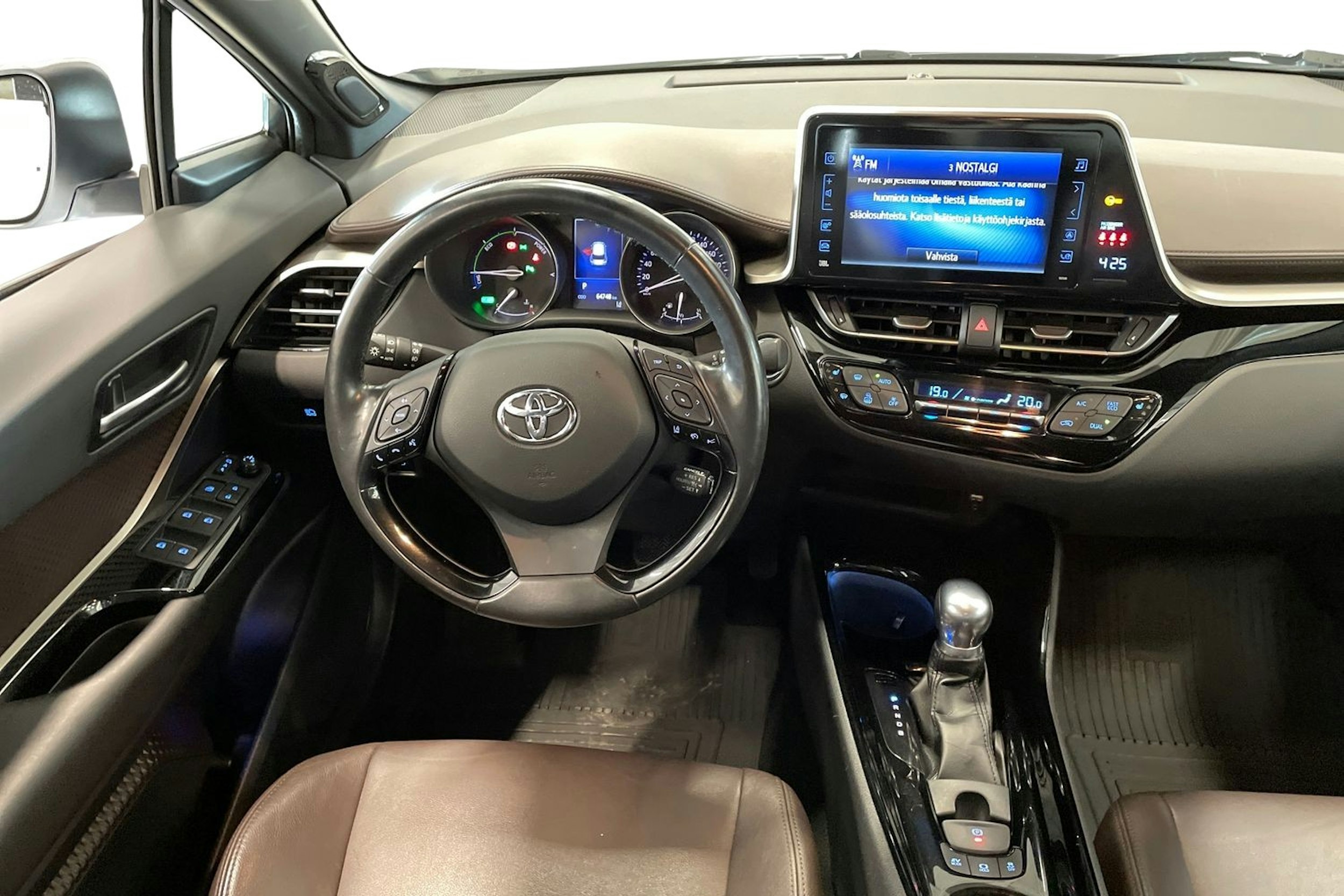valkoinen Toyota C-HR 2018 kuva 9.