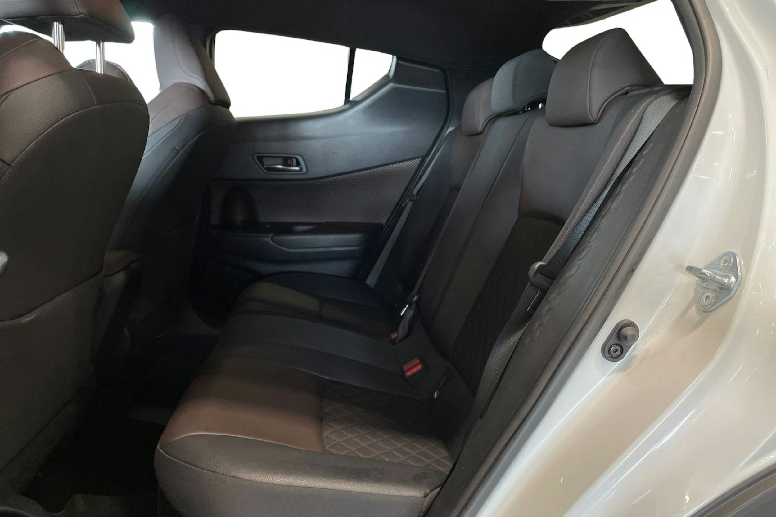valkoinen Toyota C-HR 2018 kuva 10.