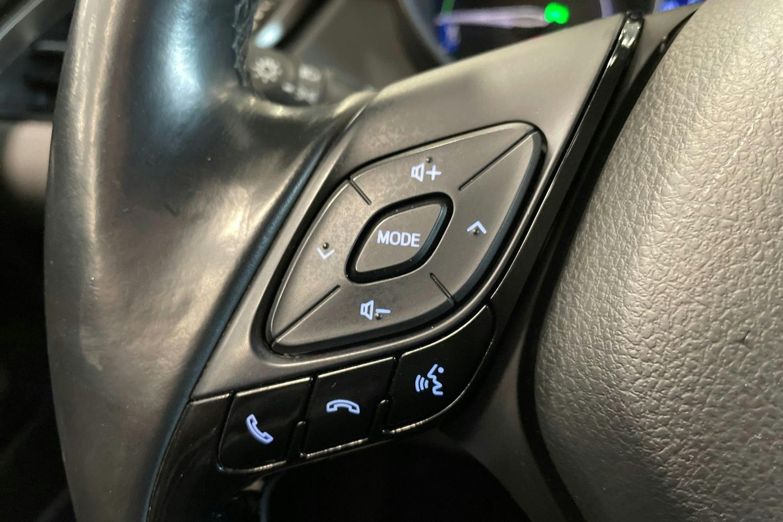 valkoinen Toyota C-HR 2018 kuva 17.