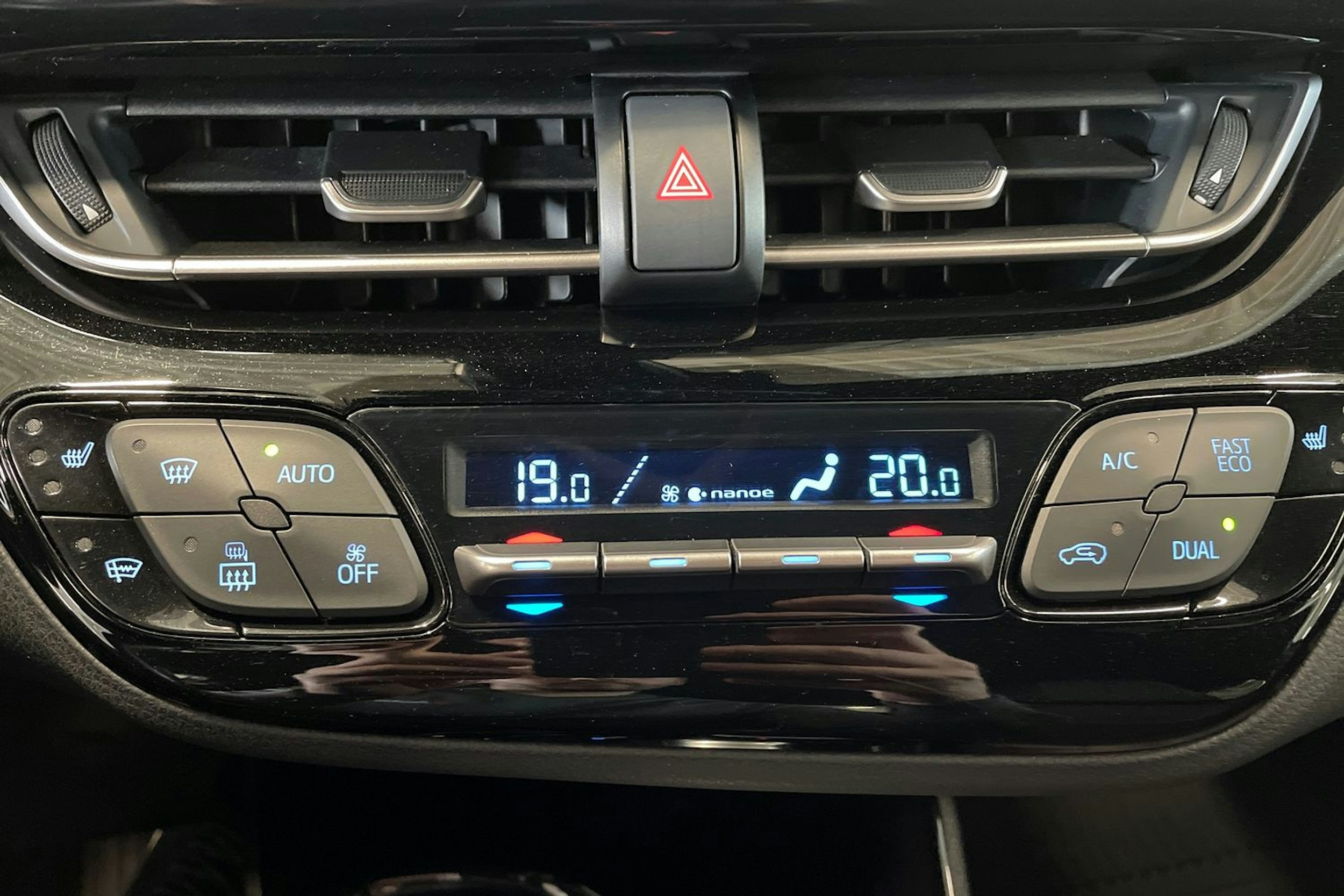 valkoinen Toyota C-HR 2018 kuva 26.