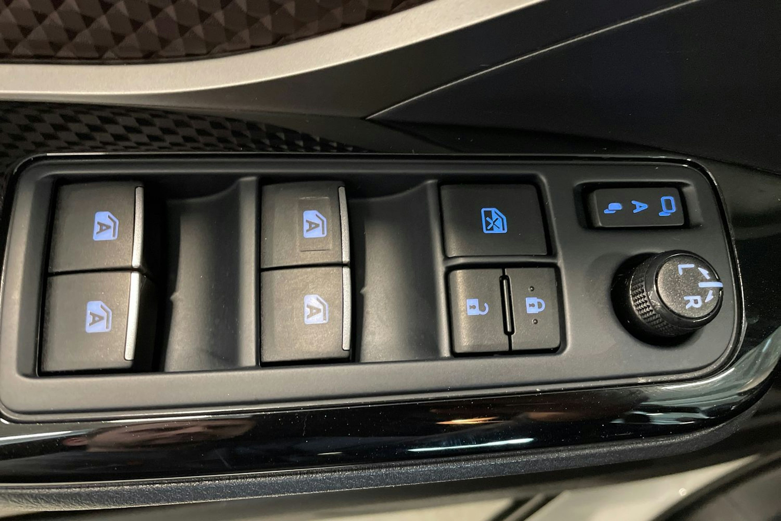 valkoinen Toyota C-HR 2018 kuva 29.