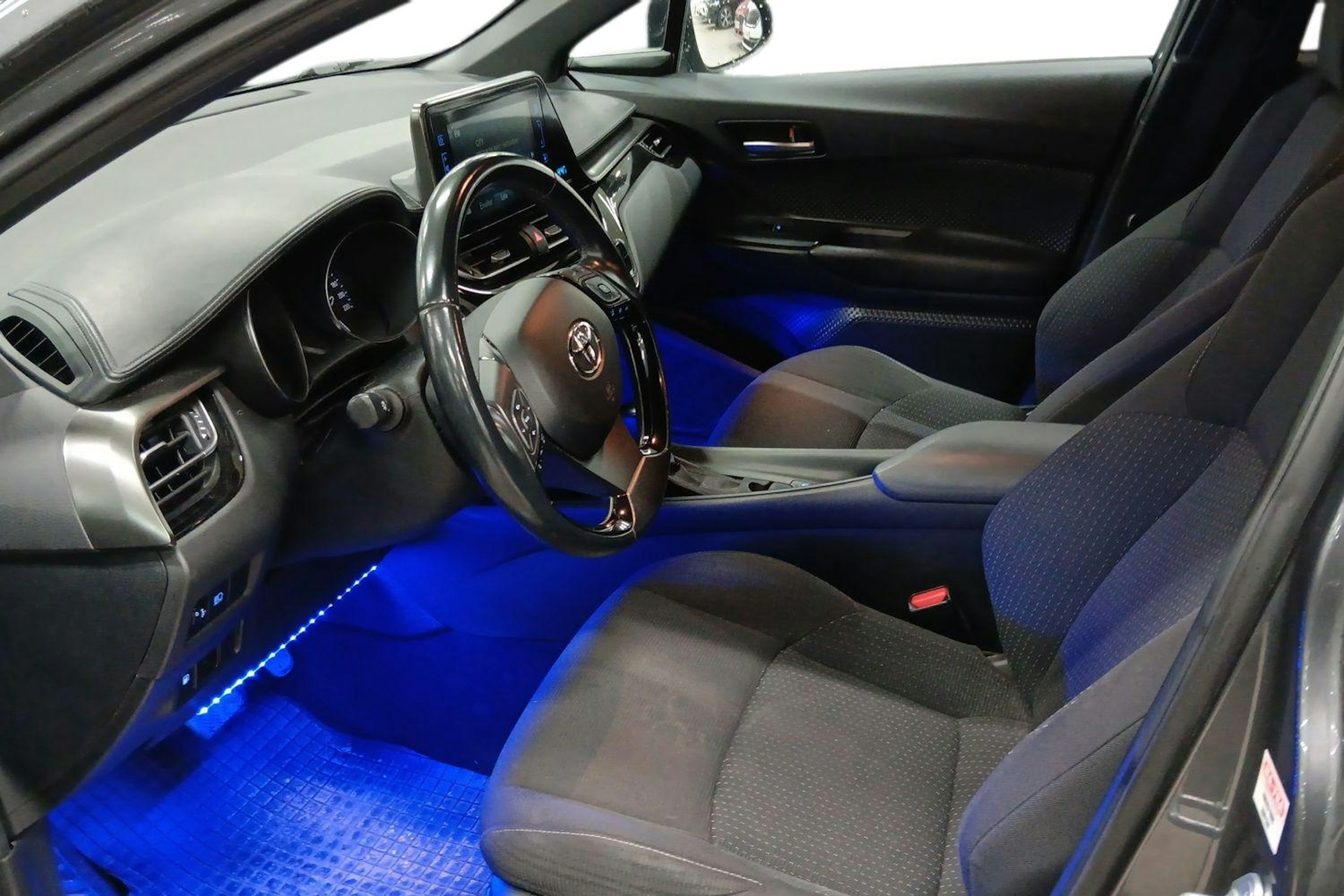 Harmaa Toyota C-HR 2018 kuva 3.