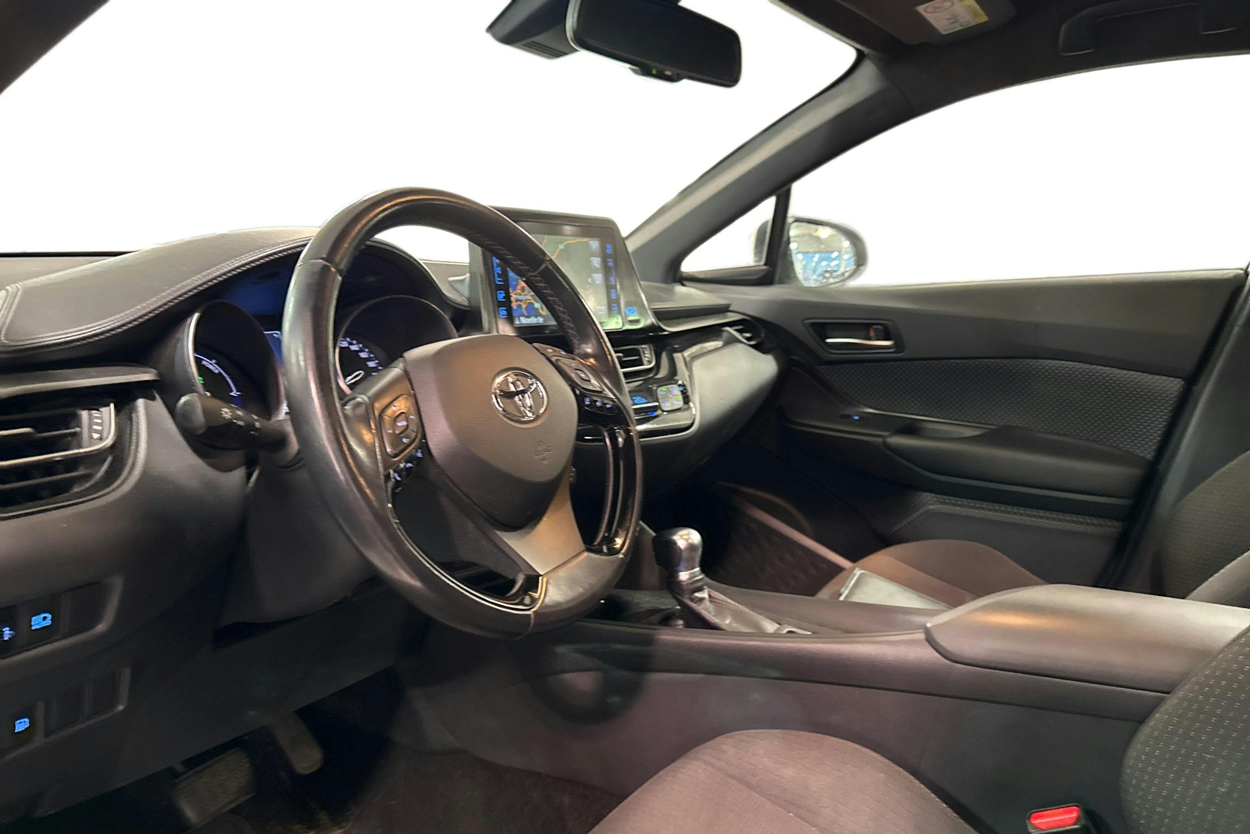 valkoinen Toyota C-HR 2018 kuva 3.