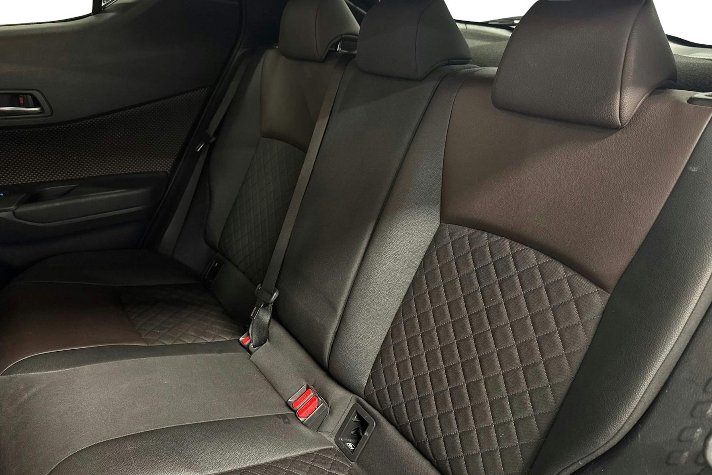 Hopea Toyota C-HR 2018 kuva 10.