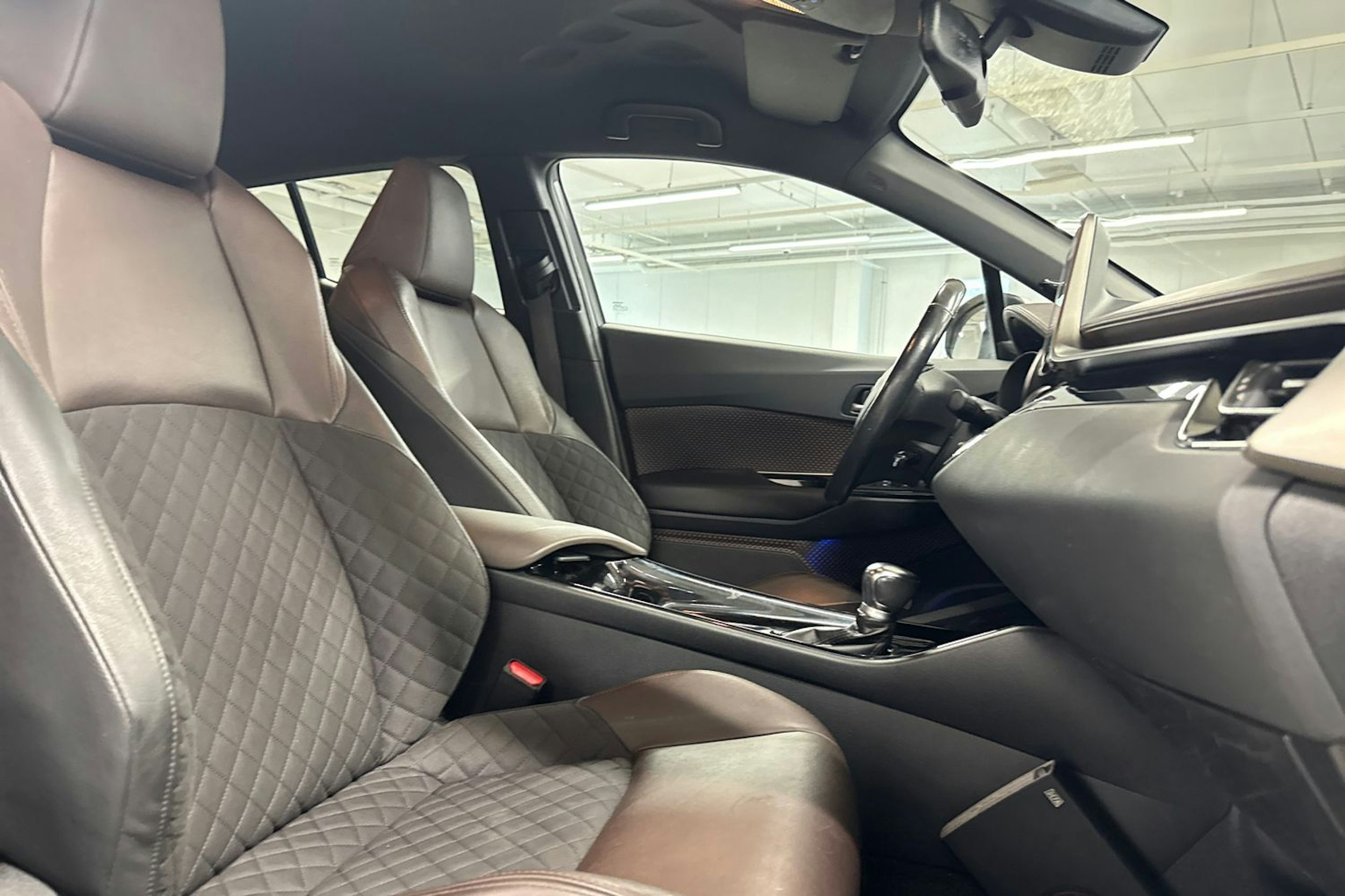 Hopea Toyota C-HR 2018 kuva 13.