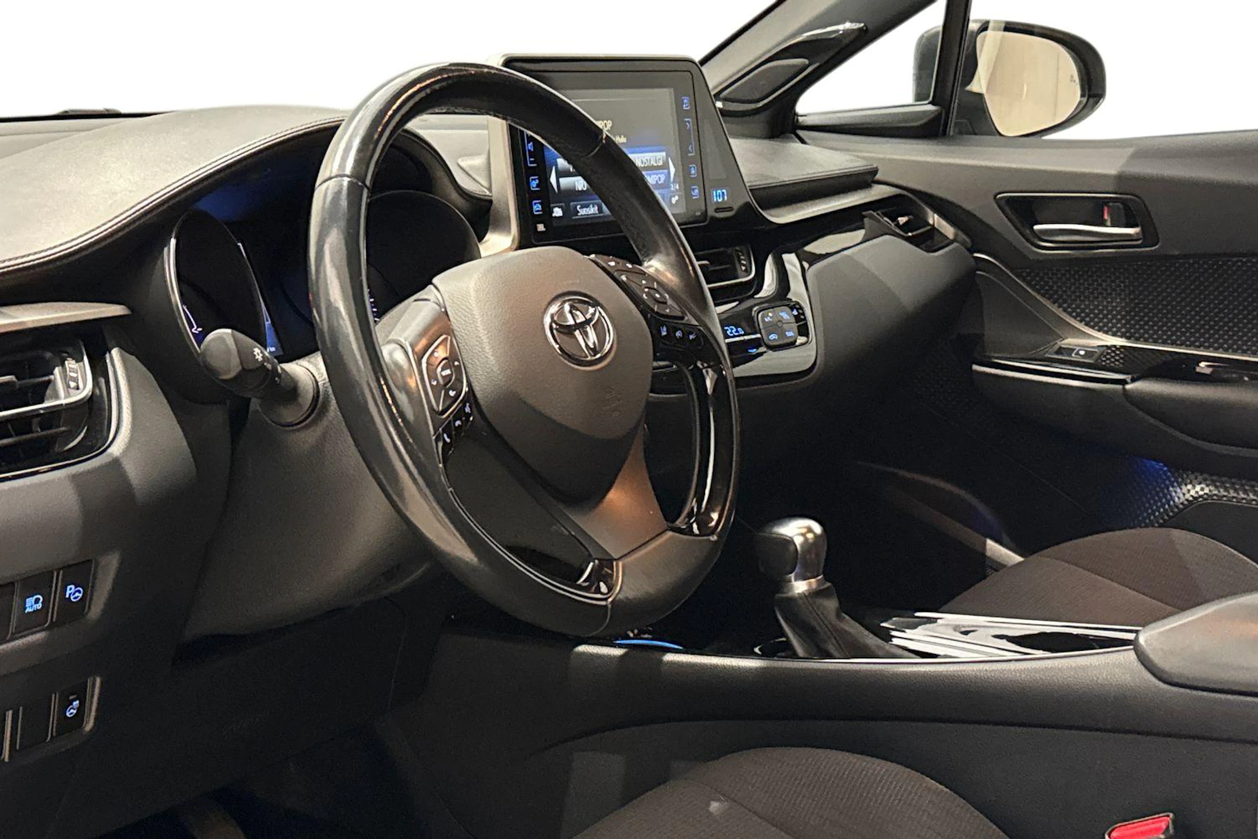 valkoinen Toyota C-HR 2019 kuva 8.