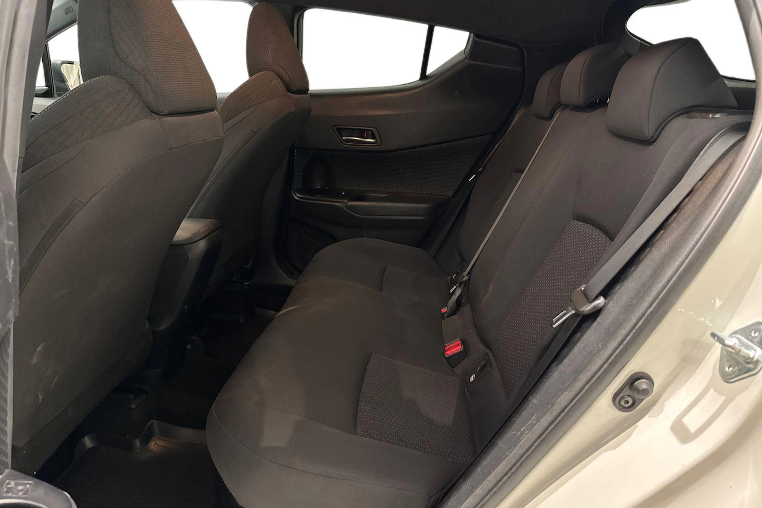 valkoinen Toyota C-HR 2019 kuva 11.