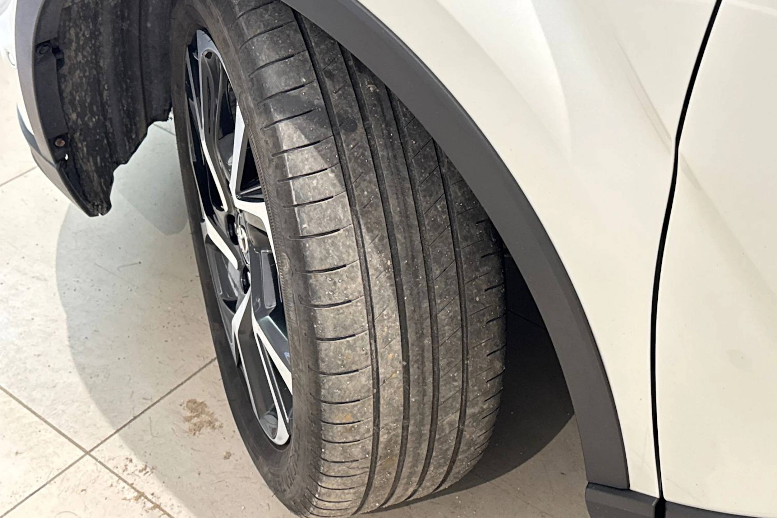 valkoinen Toyota C-HR 2019 kuva 13.