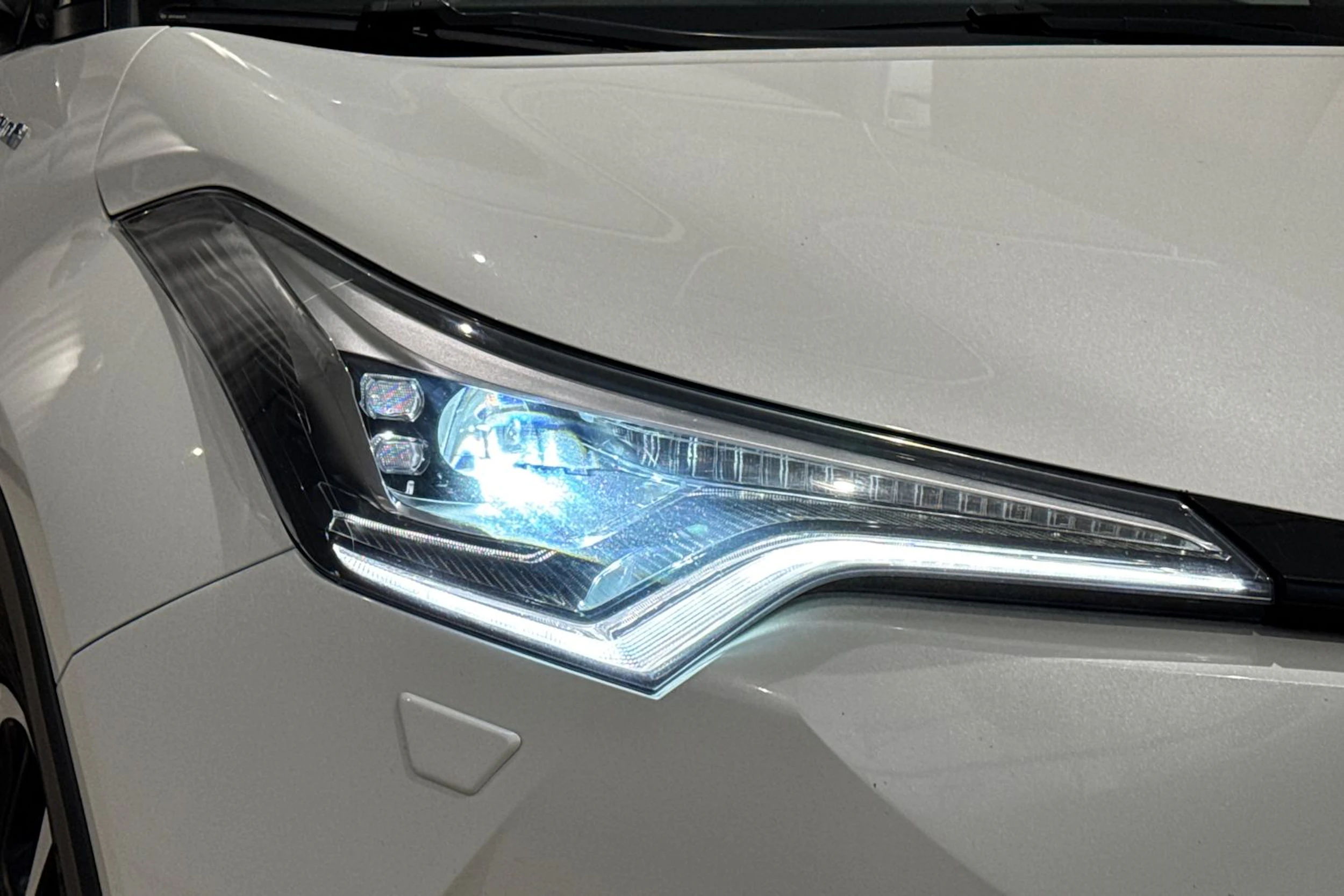valkoinen Toyota C-HR 2019 kuva 16.