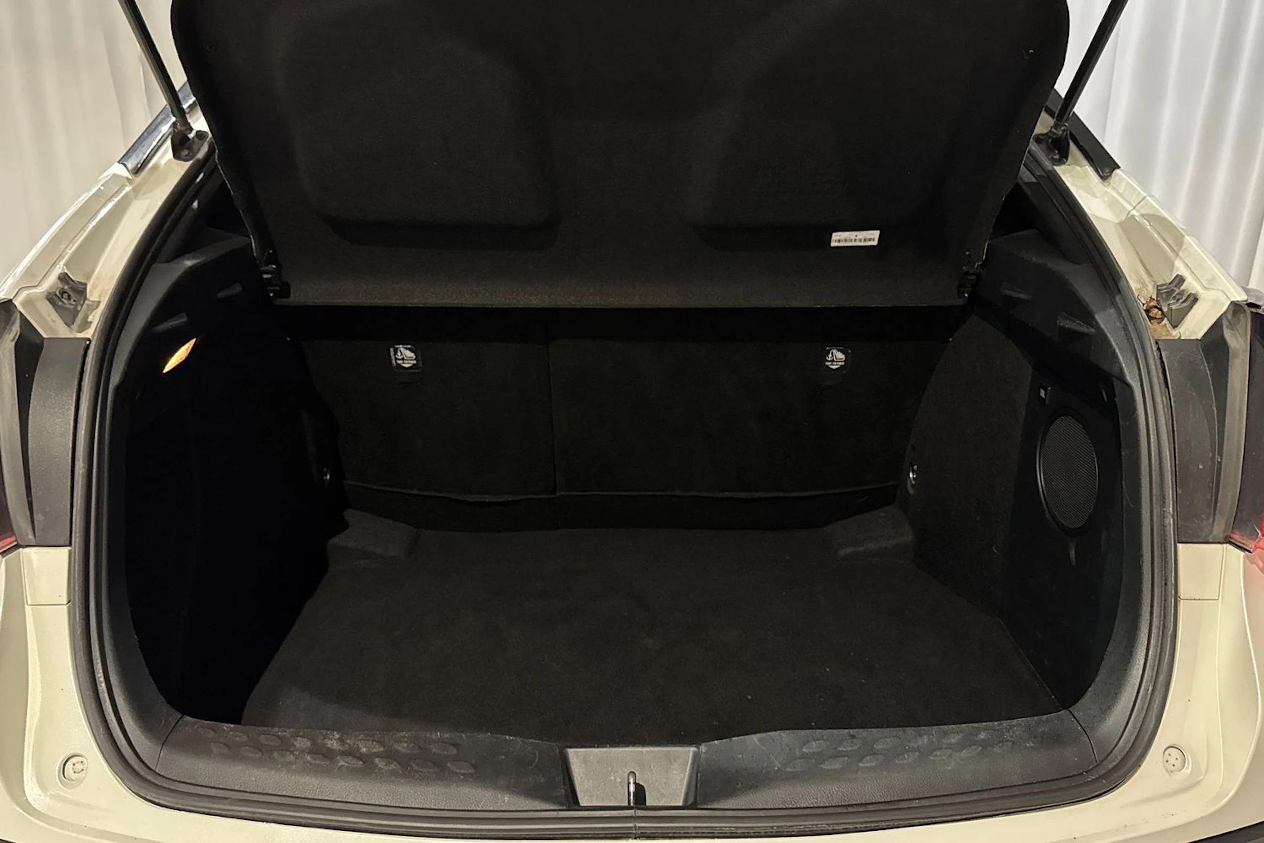valkoinen Toyota C-HR 2019 kuva 17.