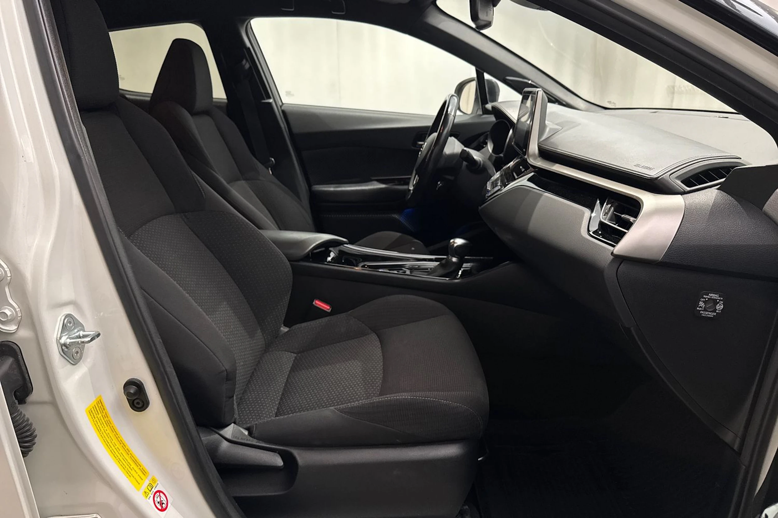valkoinen Toyota C-HR 2019 kuva 18.