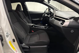 valkoinen Toyota C-HR 2019 kuva 18.
