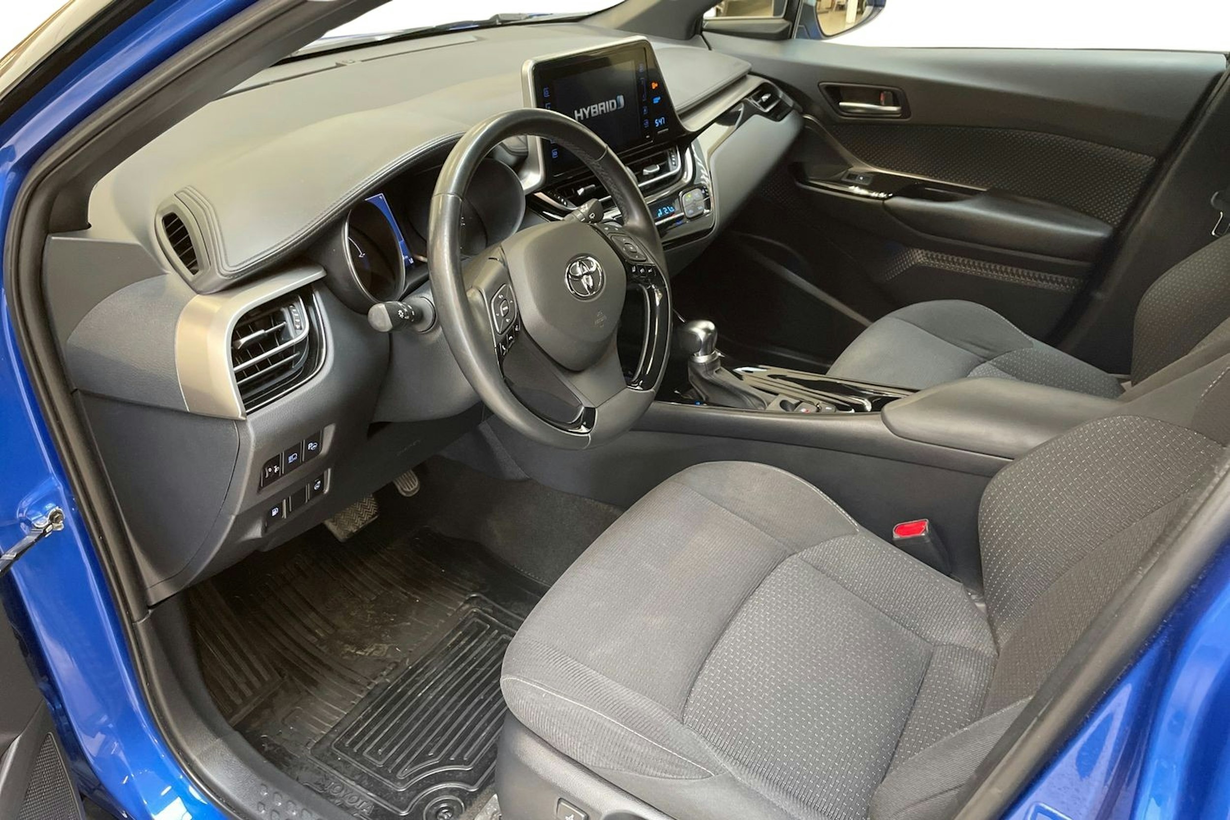 sininen Toyota C-HR 2019 kuva 7.