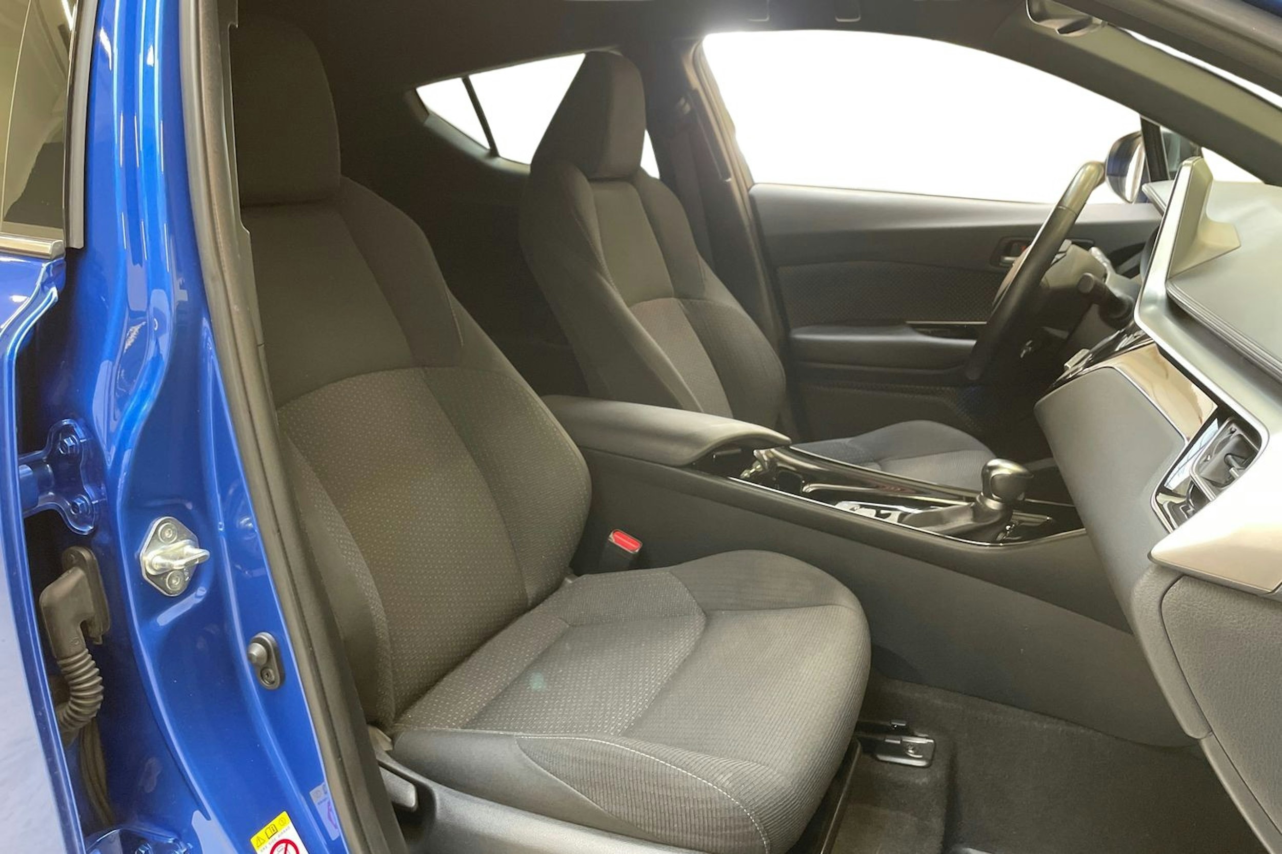 sininen Toyota C-HR 2019 kuva 10.