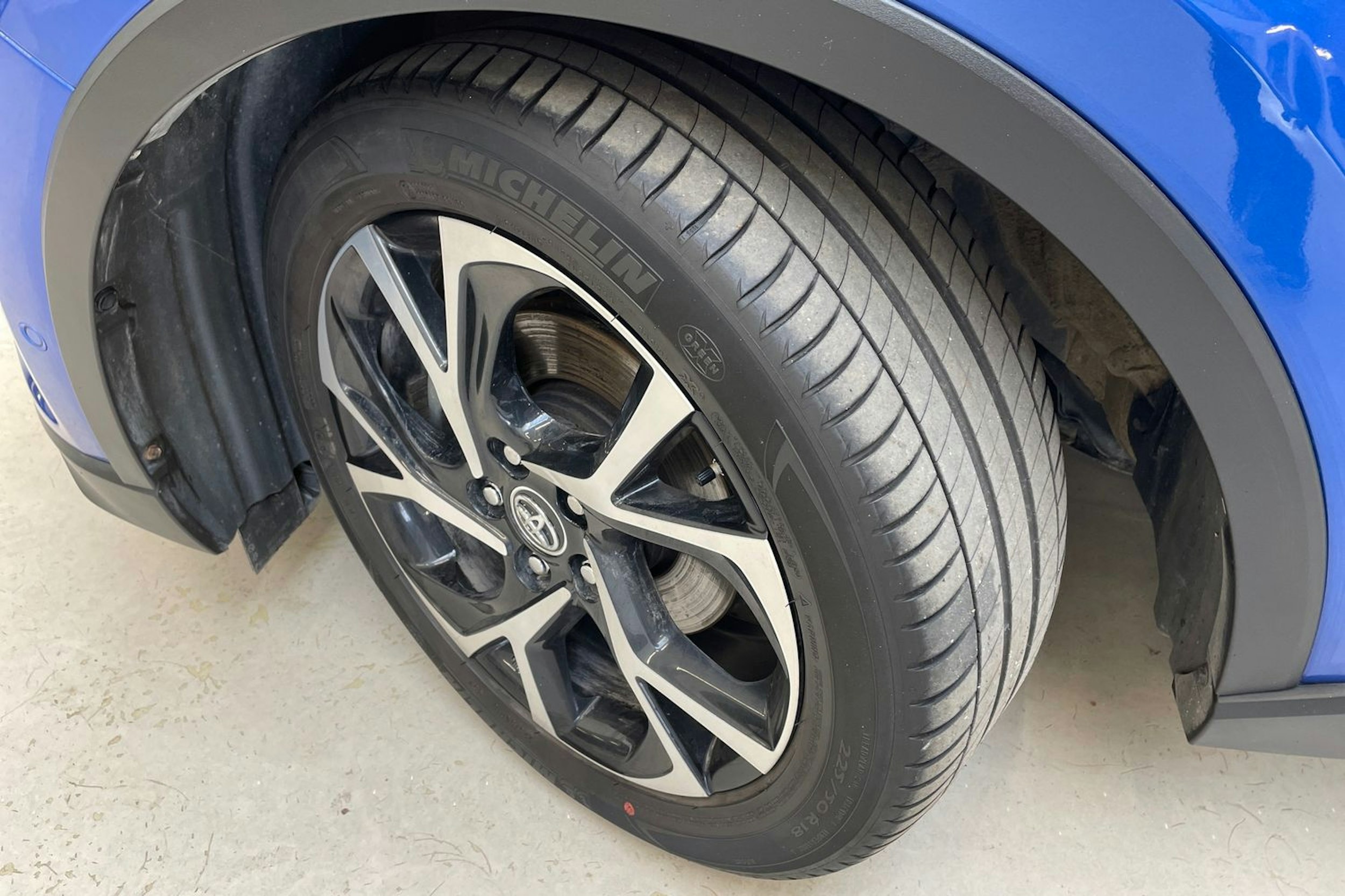 sininen Toyota C-HR 2019 kuva 13.