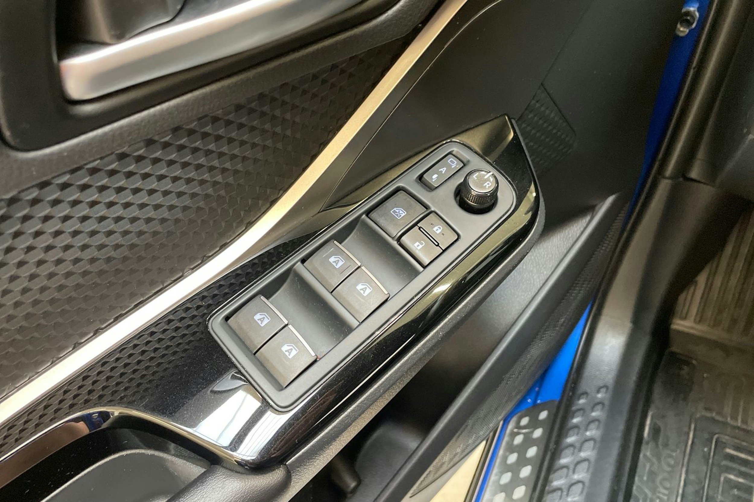 sininen Toyota C-HR 2019 kuva 18.