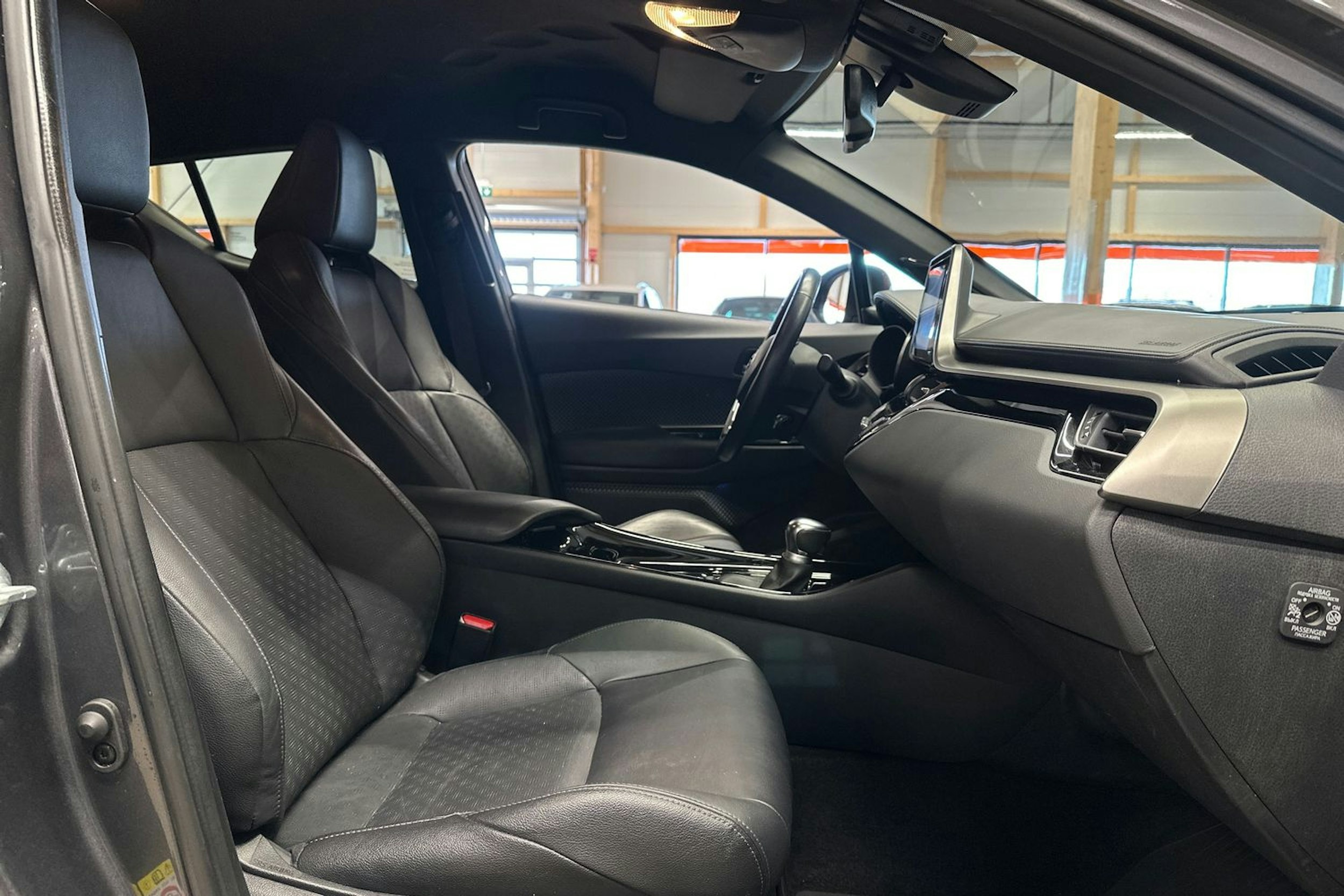 harmaa Toyota C-HR 2019 kuva 13.