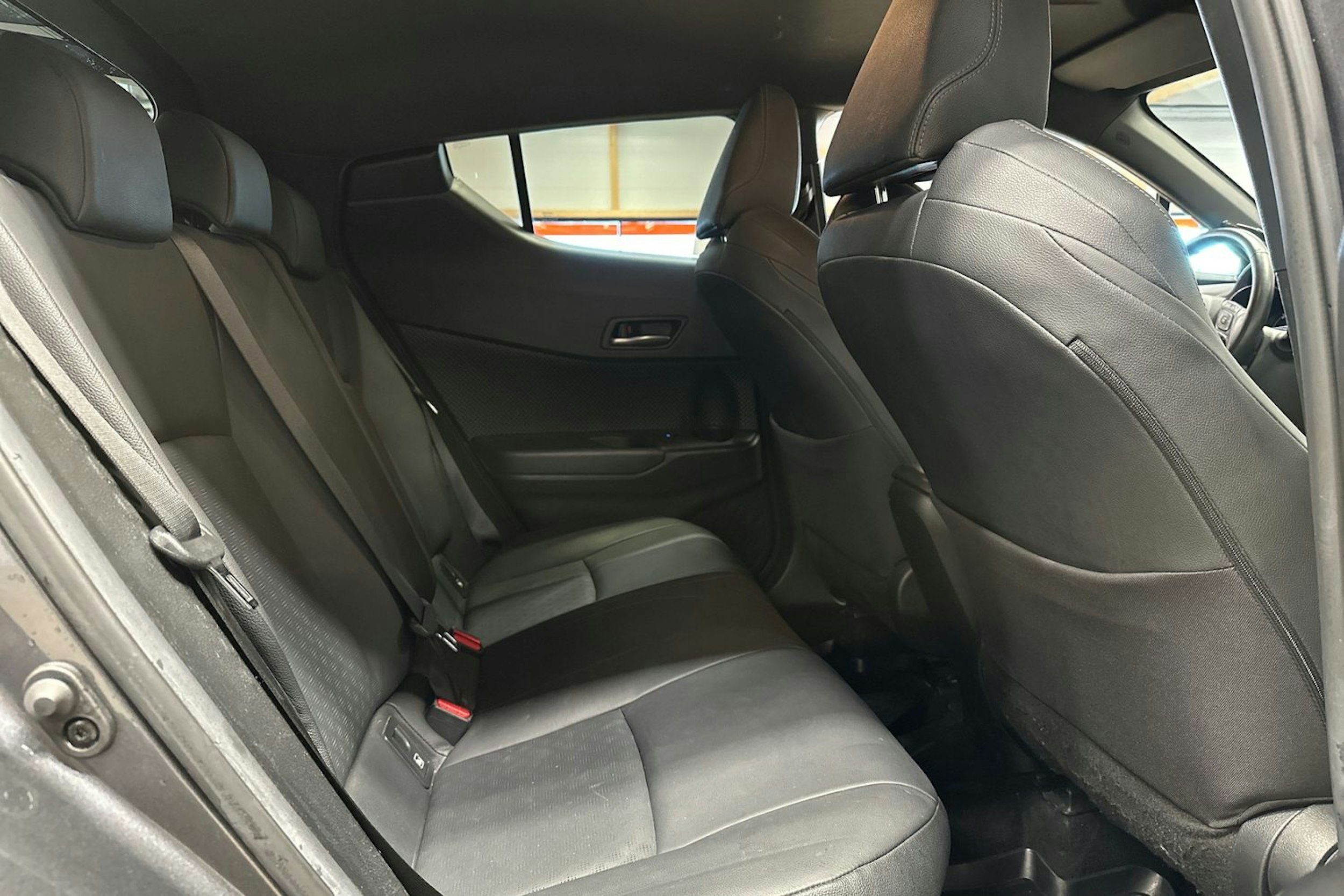 harmaa Toyota C-HR 2019 kuva 14.