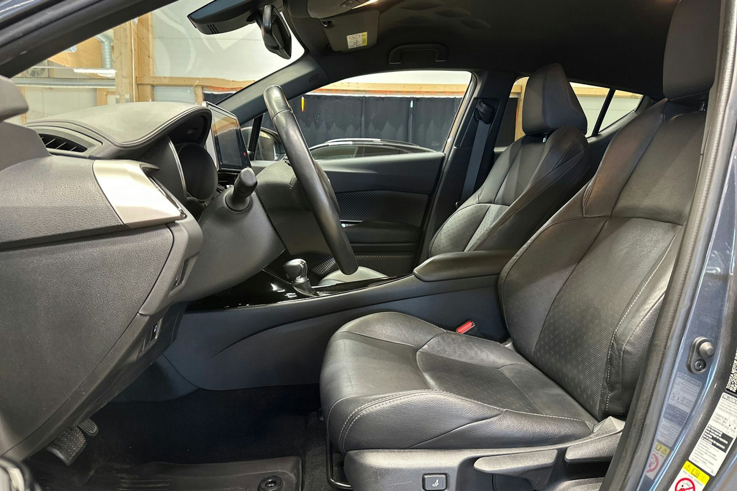 harmaa Toyota C-HR 2019 kuva 15.