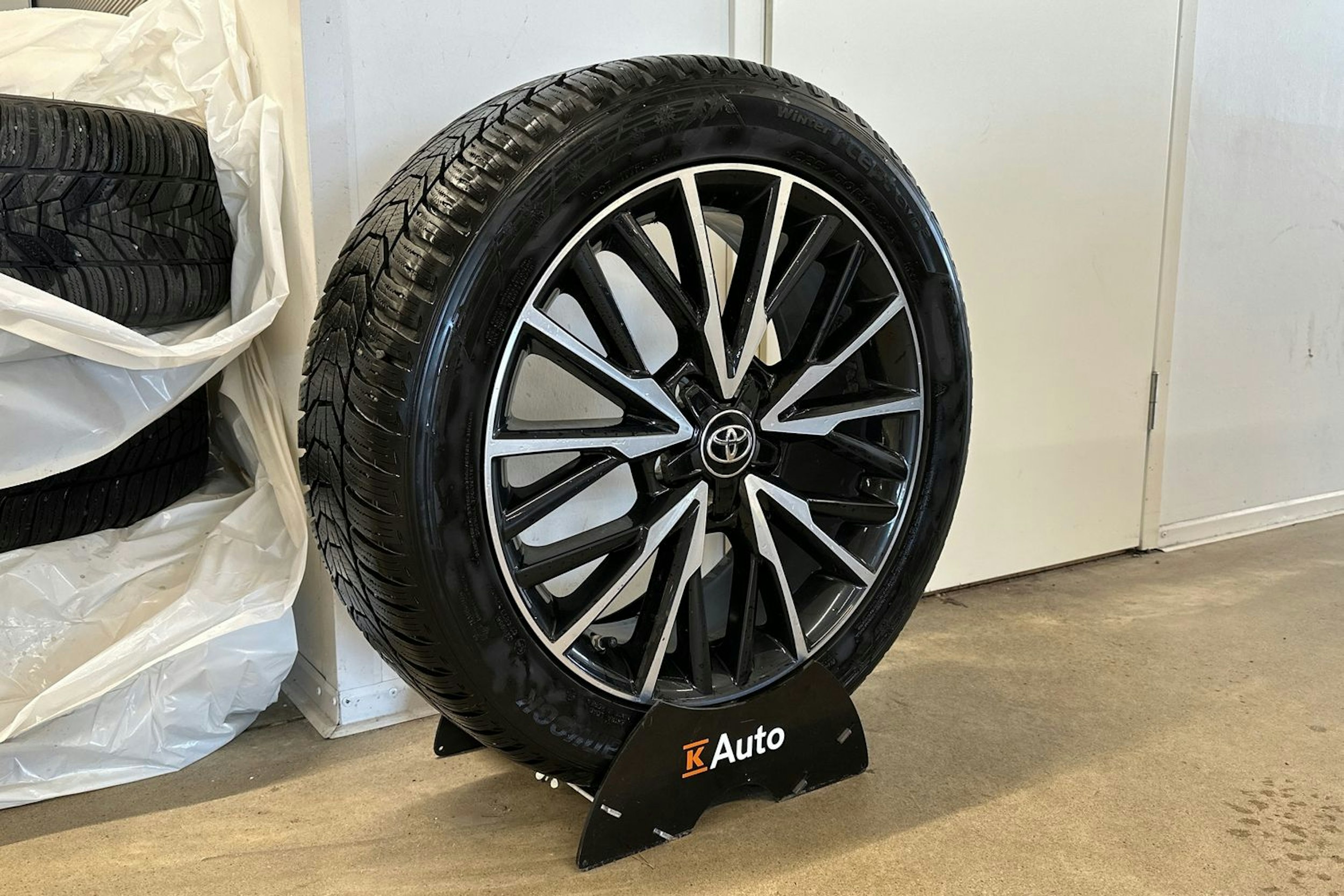 harmaa Toyota C-HR 2019 kuva 17.